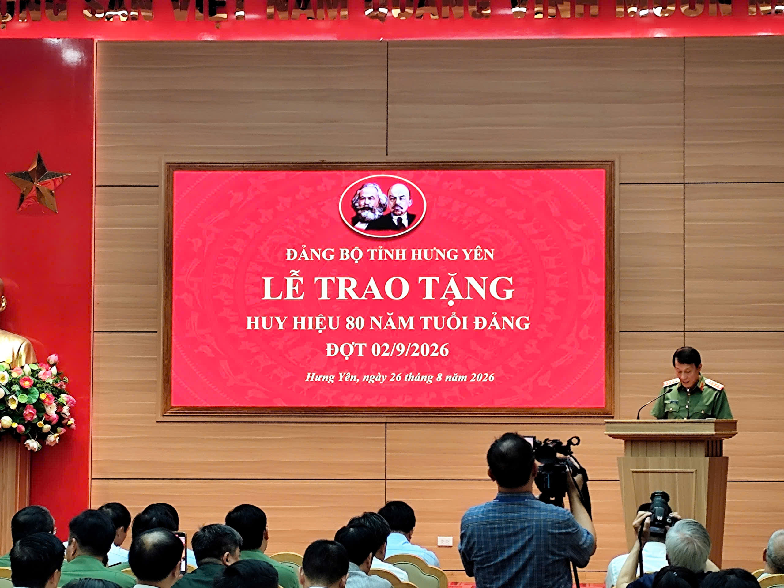 Công an phường Phố Hiến bảo đảm an ninh, an toàn tuyệt đối lễ trao huy hiệu 80 năm tuổi Đảng