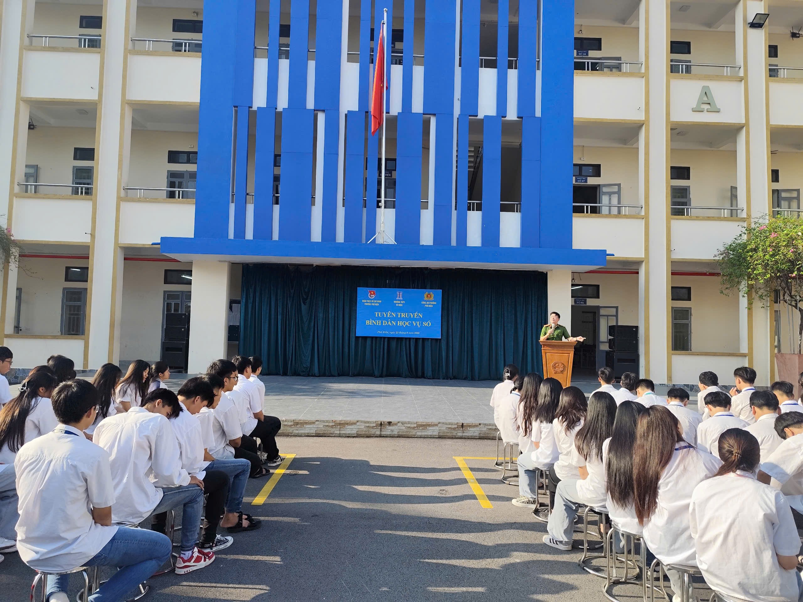Công an phường Phố Hiến tuyên truyền tại Trường THPT Tô Hiệu