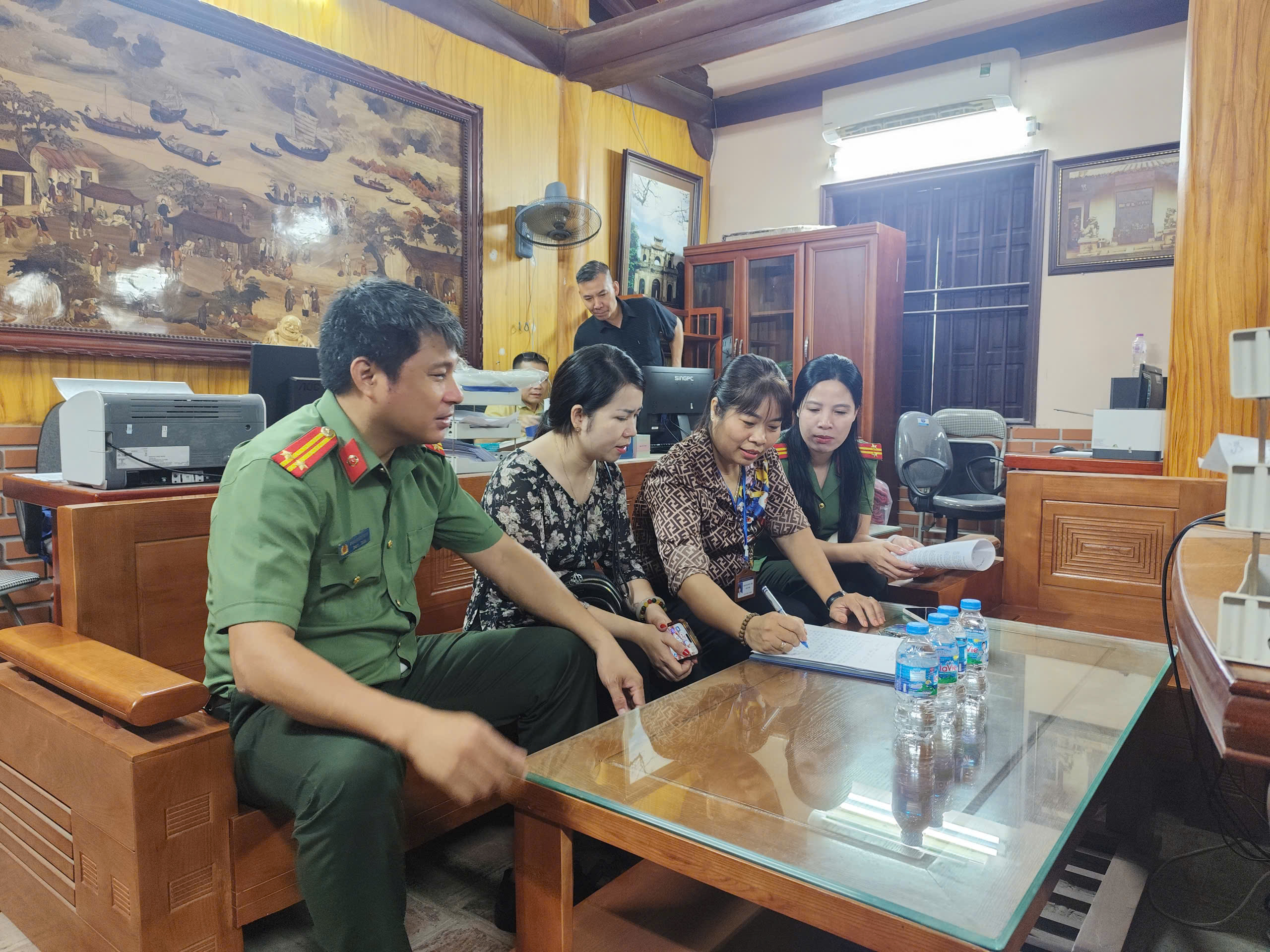Công an phường Phố Hiến tuyên truyền tại Ban Quản lý di tích đền Trần, đền Mẫu