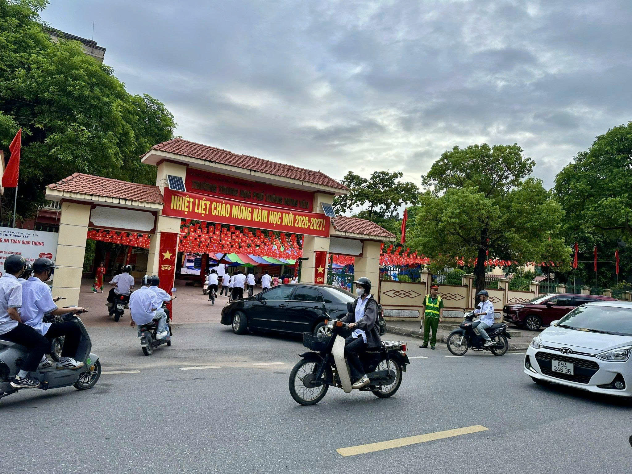 Lực lượng Cảnh sát trật tự làm nhiệm vụ tại Trường THPT Hưng Yên