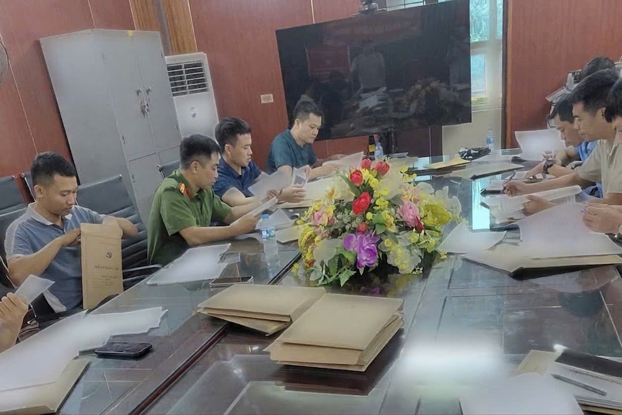 Công an phường Phố Hiến chung sức làm sạch dữ liệu đất đai, góp phần đẩy nhanh tiến trình chuyển đổi số
