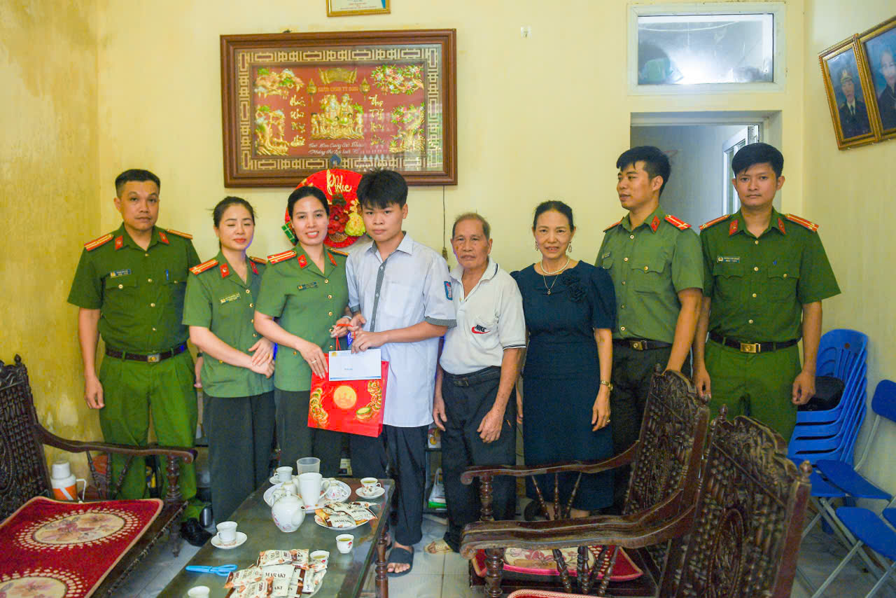 Công an phường Phố Hiến triển khai chương trình “Ấm nhà - Ấm lòng dân” dịp Tết Trung thu năm 2026
