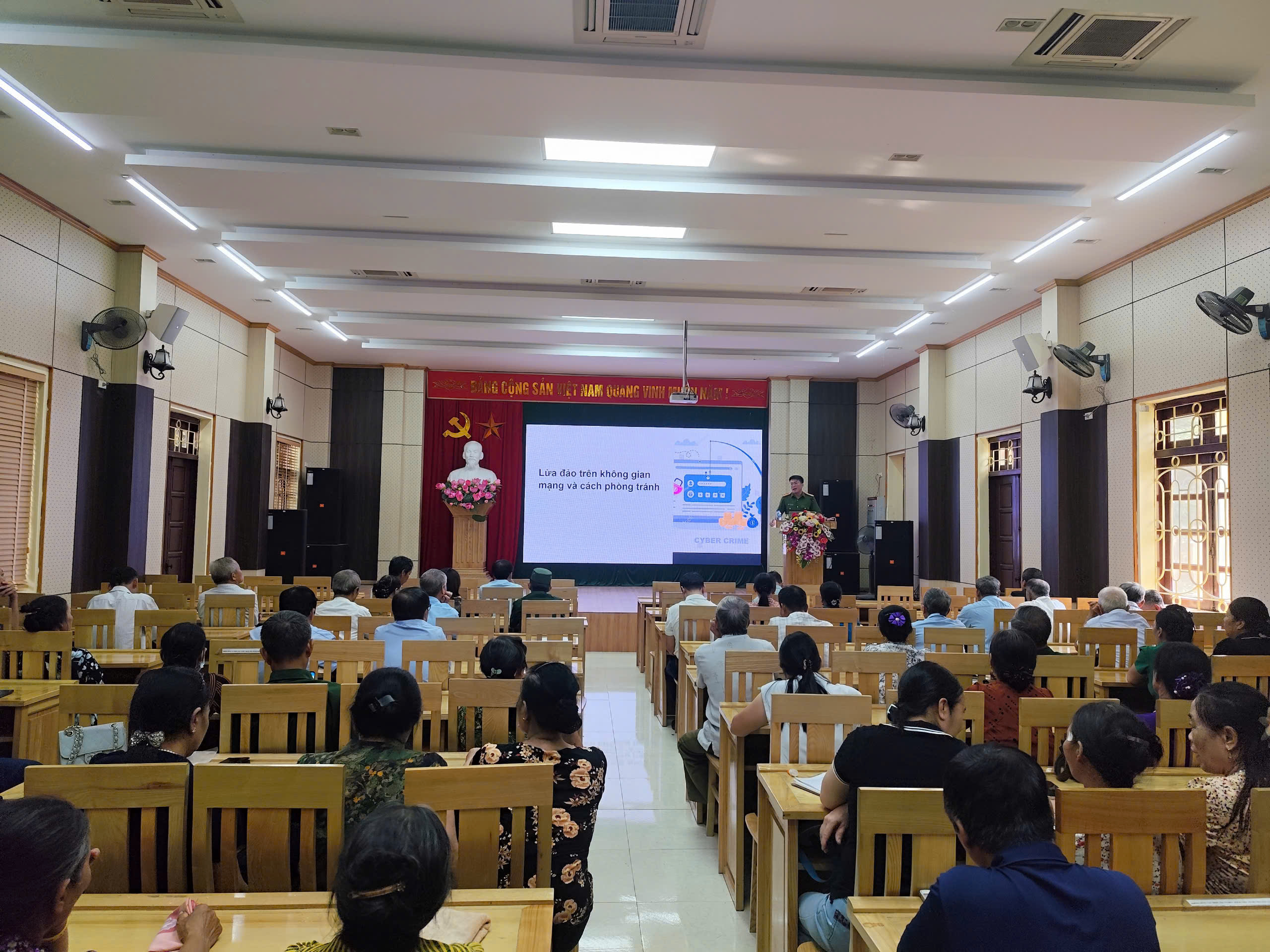 Công an phường Phố Hiến tuyên truyền bình dân học vụ số và phòng chống lừa đảo trên không gian mạng