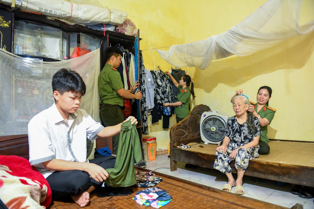 Cán bộ Công an phường chăm sóc, thăm hỏi, động viên bà nội em Nguyễn Tuấn Minh