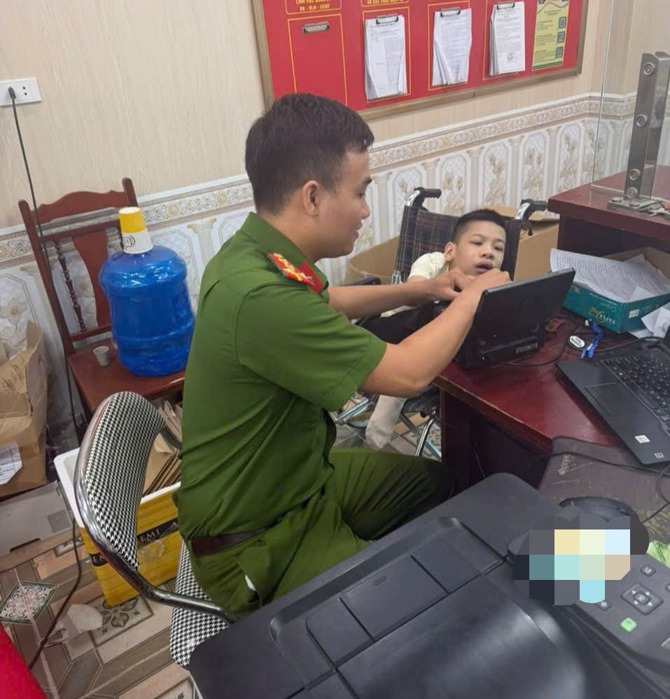 Công an phường Phố Hiến đẩy mạnh cấp căn cước, định danh điện tử cho trẻ em và người khuyết tật trên địa bàn