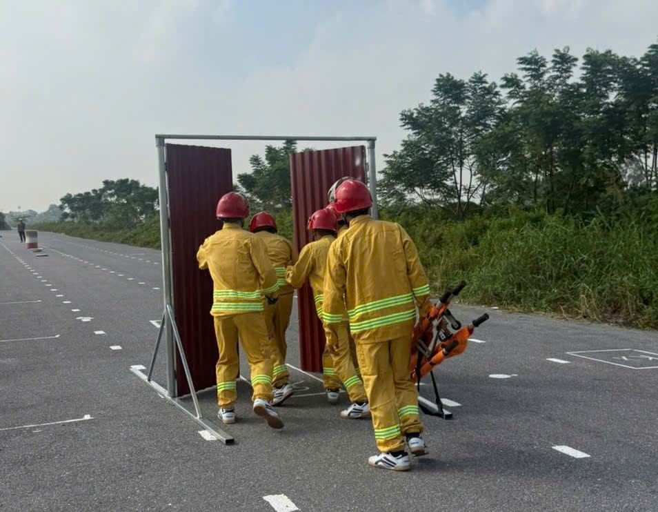 Đội tuyển tích cực thực hành đội hình phối hợp cứu nạn, di chuyển cáng thương vượt chướng ngại vật trên đường chạy