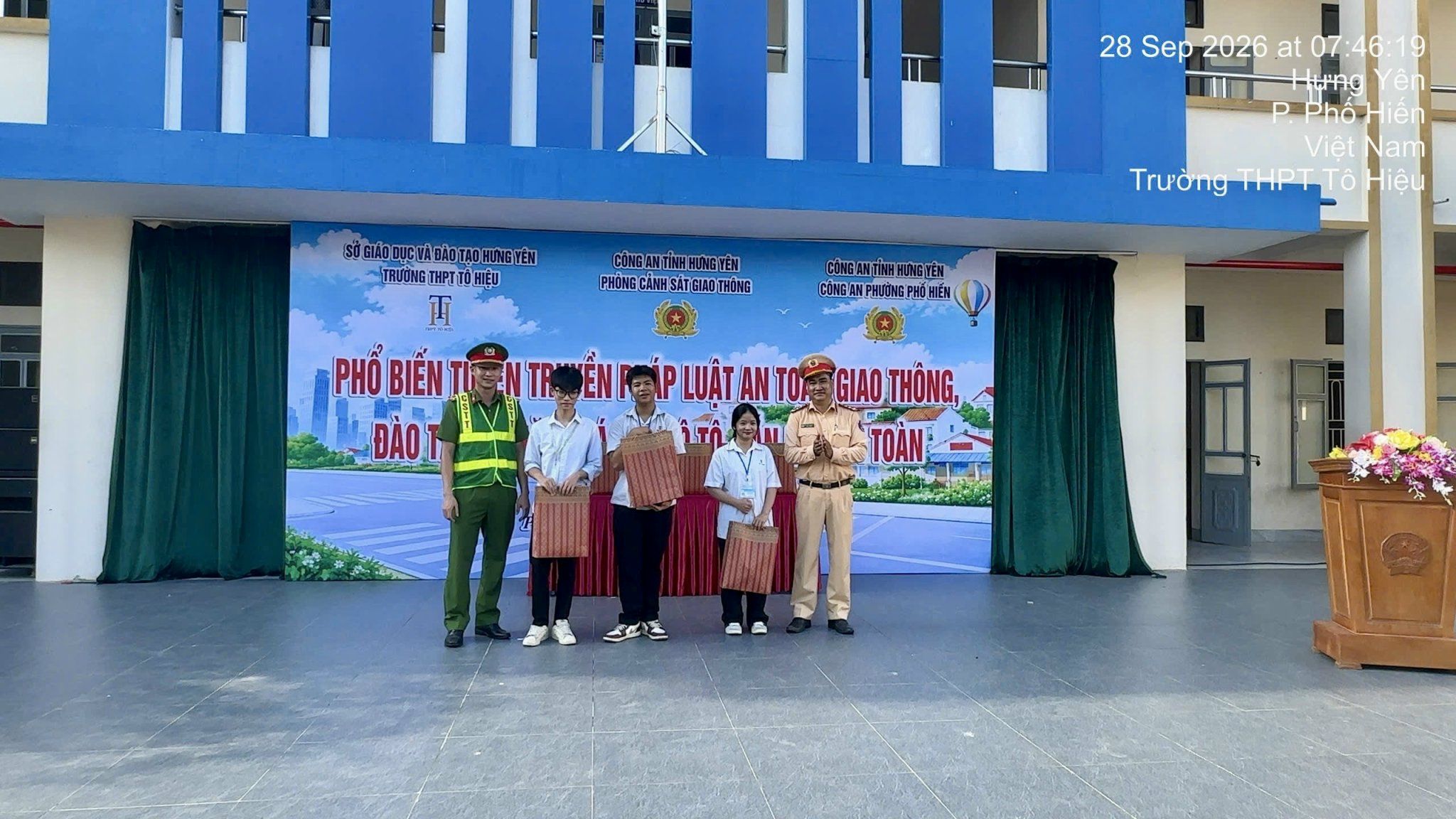 Công an phường Phố Hiến phối hợp tổ chức tuyên truyền pháp luật về trật tự an toàn giao thông và hướng dẫn kỹ năng lái xe an toàn cho học sinh trường THPT Tô Hiệu
