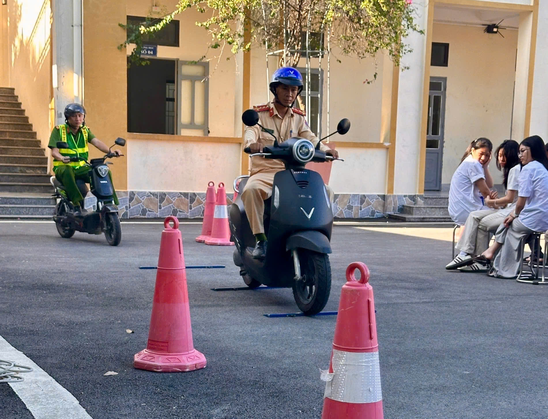 Công an phường Phố Hiến phối hợp với Phòng Cảnh sát giao thông hướng dẫn kỹ năng lái xe an toàn cho toàn thể các em học sinh