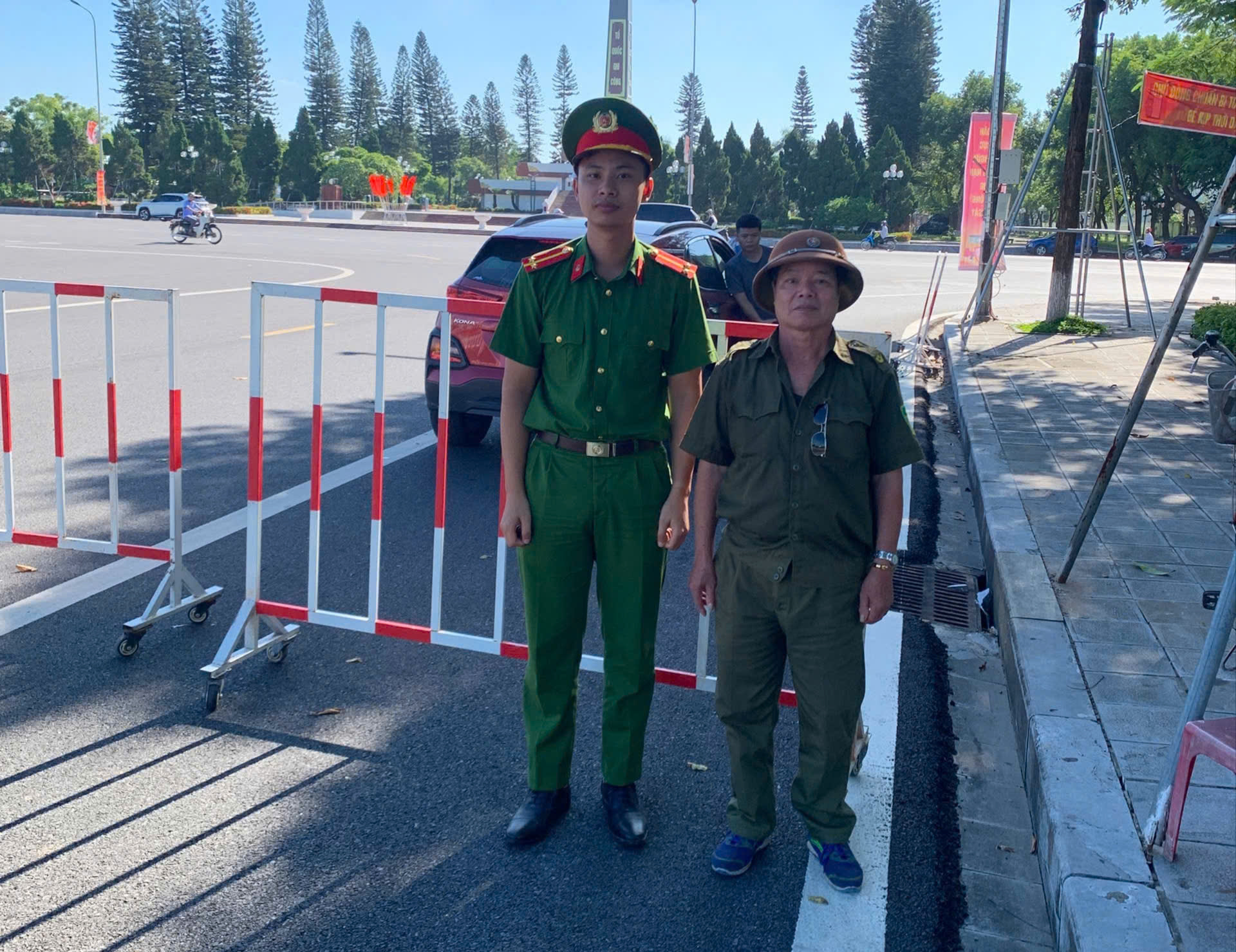 Lực lượng Công an phường phối hợp cùng ANTT tại cơ sở thiết lập các chốt bảo vệ nơi diễn ra Hội thao