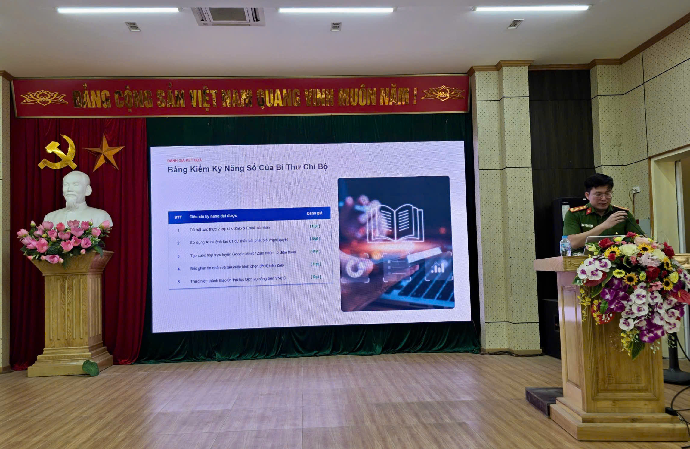 Đồng chí Trung tá Nguyễn Quang Khánh - Phó Trưởng Công an phường trực tiếp tuyên truyền