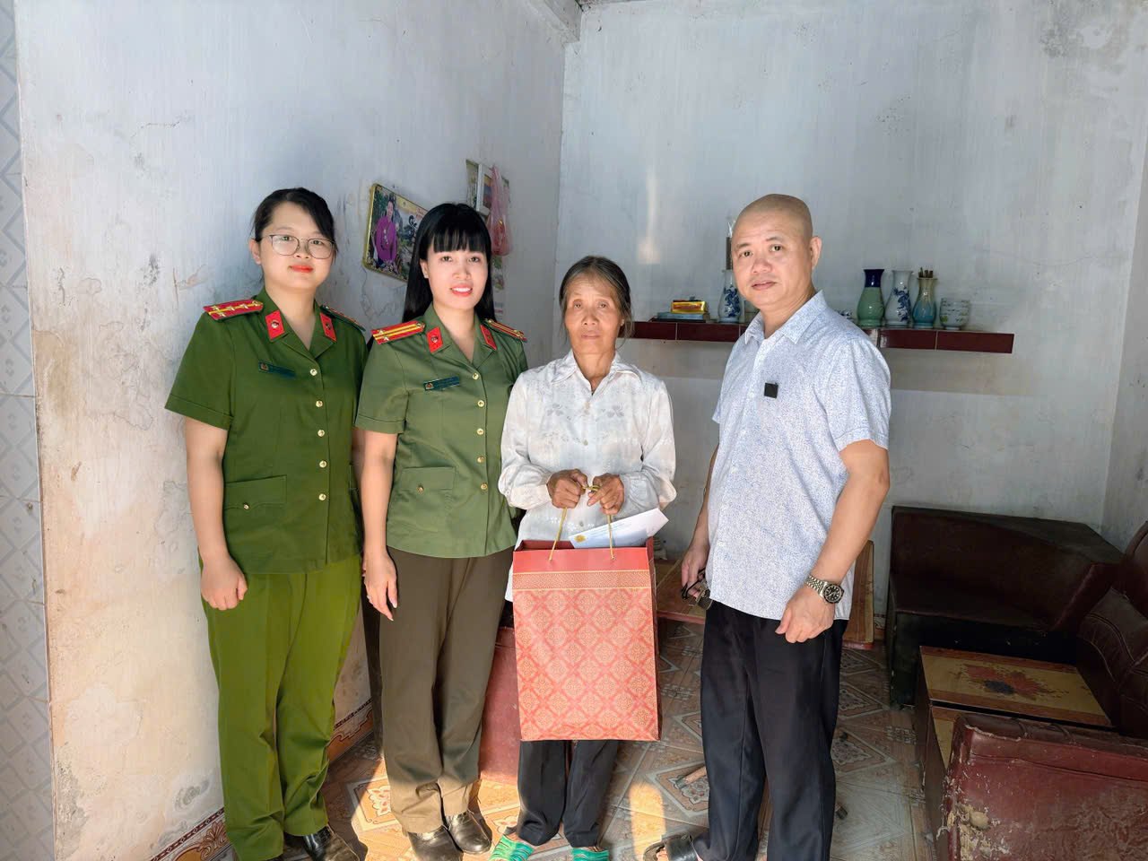 Hội viên Chi hội thăm hỏi gia đình mẹ Việt Nam anh hùng