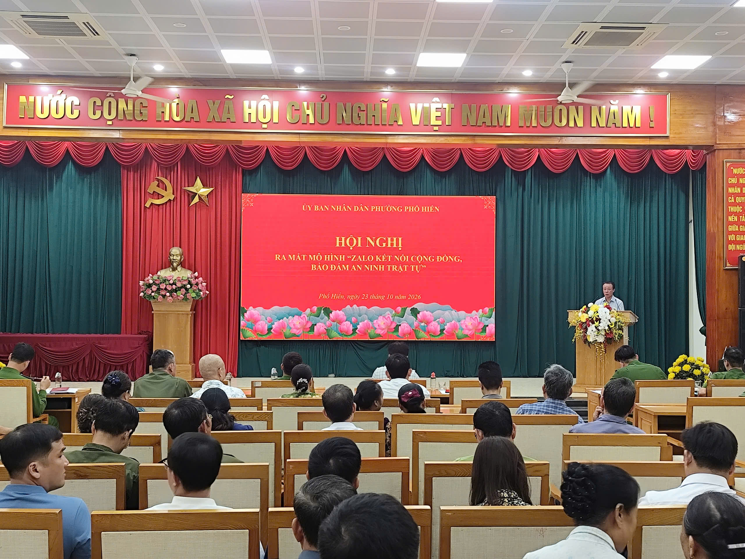 Đồng chí Bùi Tuấn Anh - Phó Bí thư thường trực Đảng ủy phường phát biểu giao nhiệm vụ