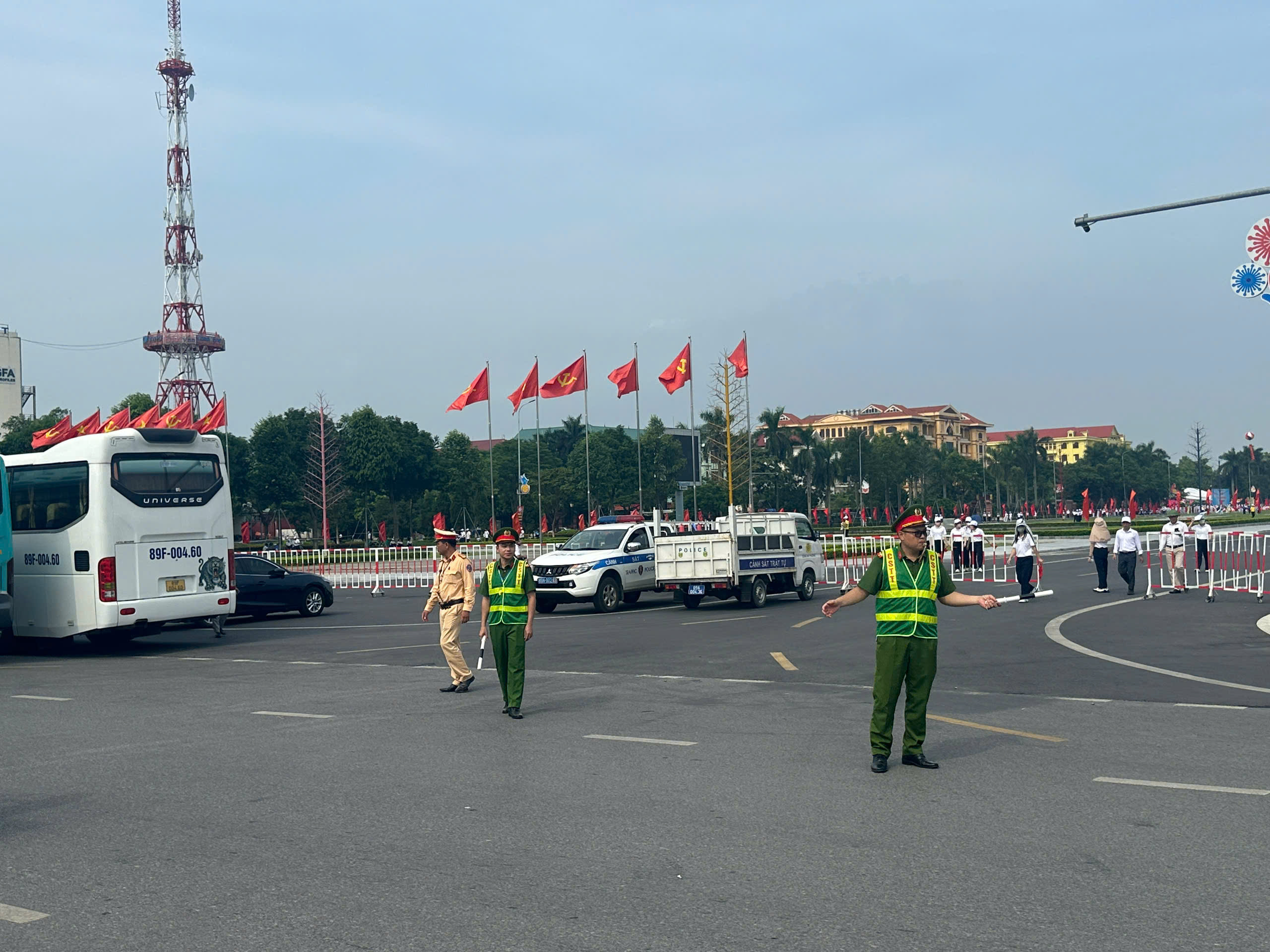 Lực lượng Công an phường phối hợp với Phòng Cảnh sát giao thông phân luồng, điều tiết giao thông từ sướm, từ xa