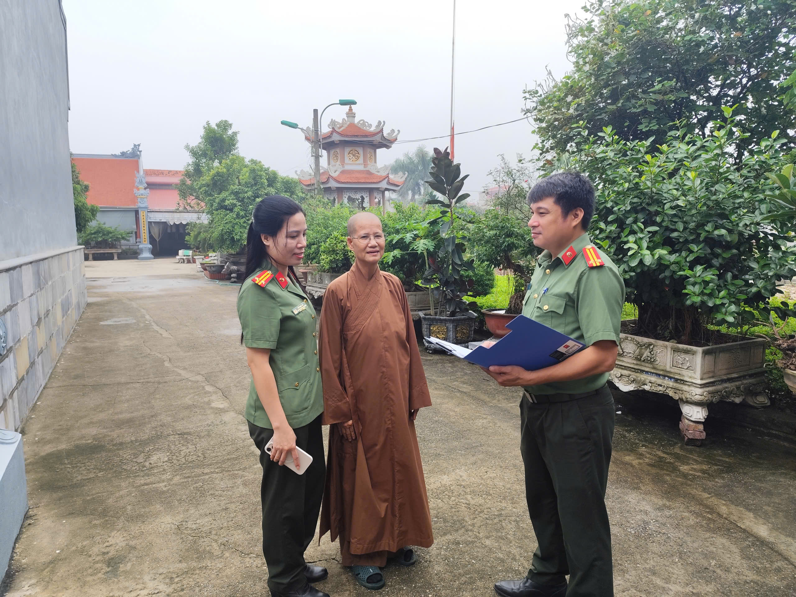 Công an phường Phố Hiến tuyên truyền tới các chùa trên địa bàn