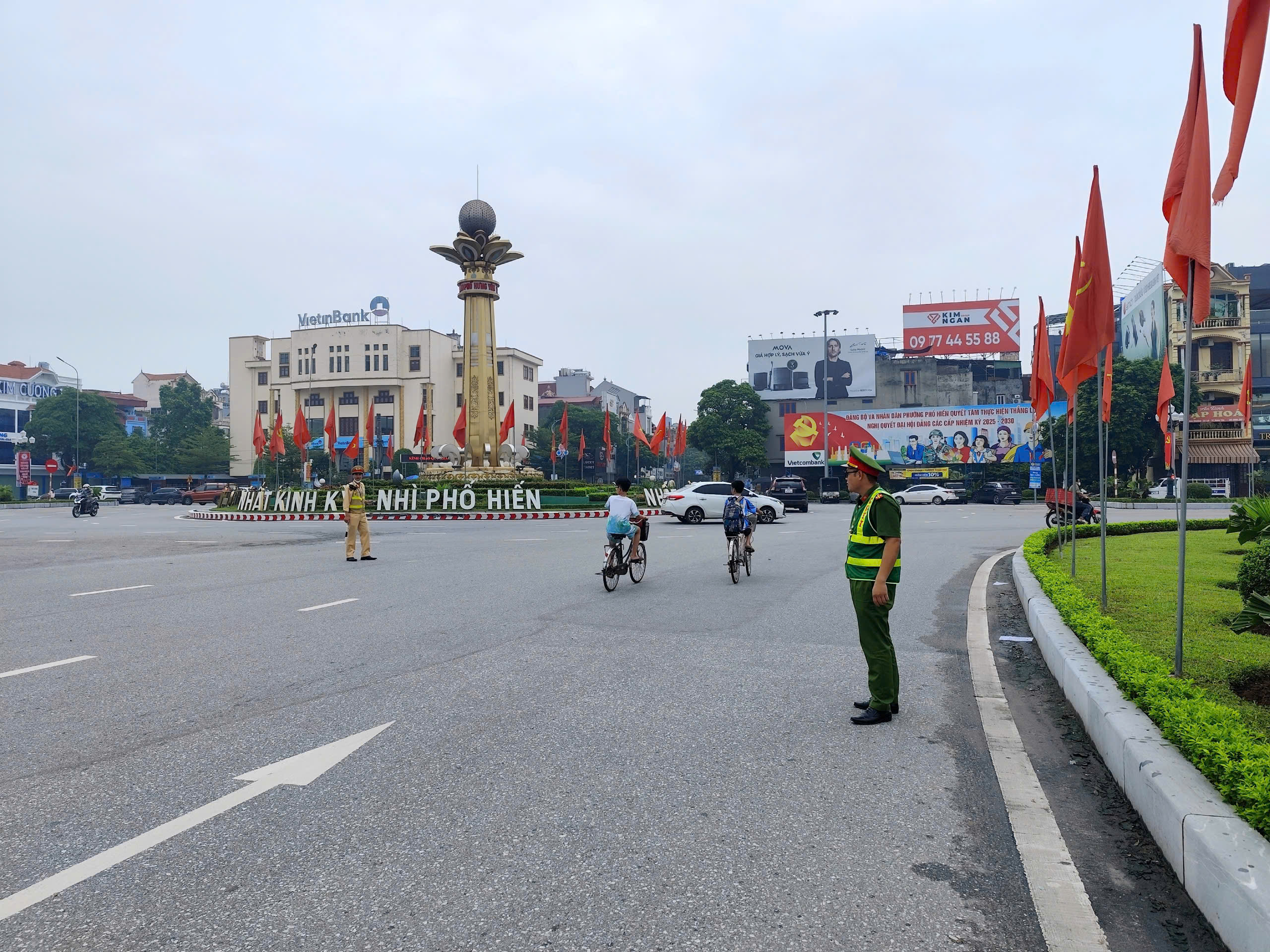 Công an phường Phố Hiến phối hợp với PC08 phân luồng giao thông bảo đảm tuyến đường di triển của đoàn