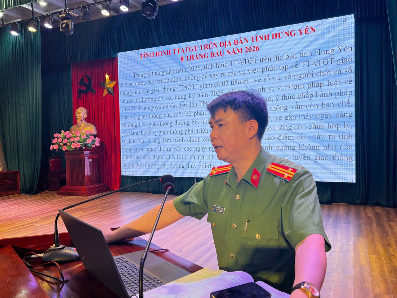 Công an phường Sơn Nam tổ chức tuyên truyền pháp luật về trật tự, an toàn giao thông.