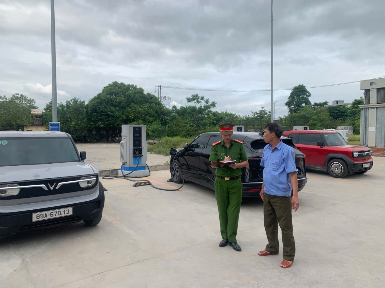 Công an phường Sơn Nam chủ động rà soát, kiểm tra các trạm sạc xe điện trên địa bàn