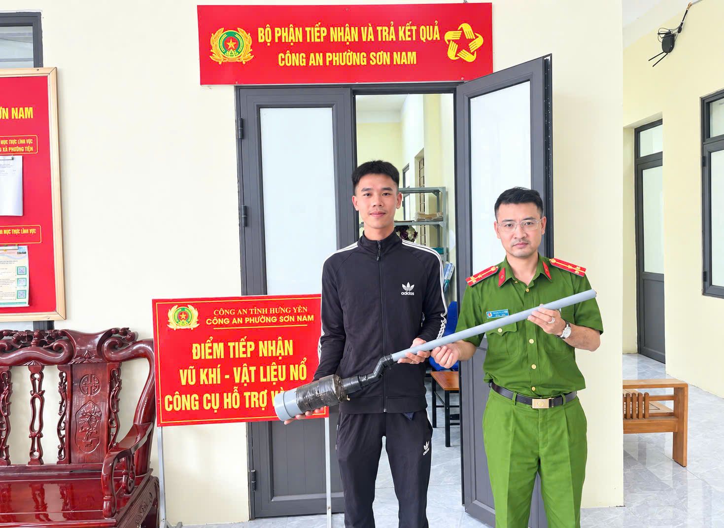 Công an phường Sơn Nam tăng cường tuyên truyền, vận động nhân dân giao nộp vũ khí, vật liệu nổ, công cụ hỗ trợ và pháo