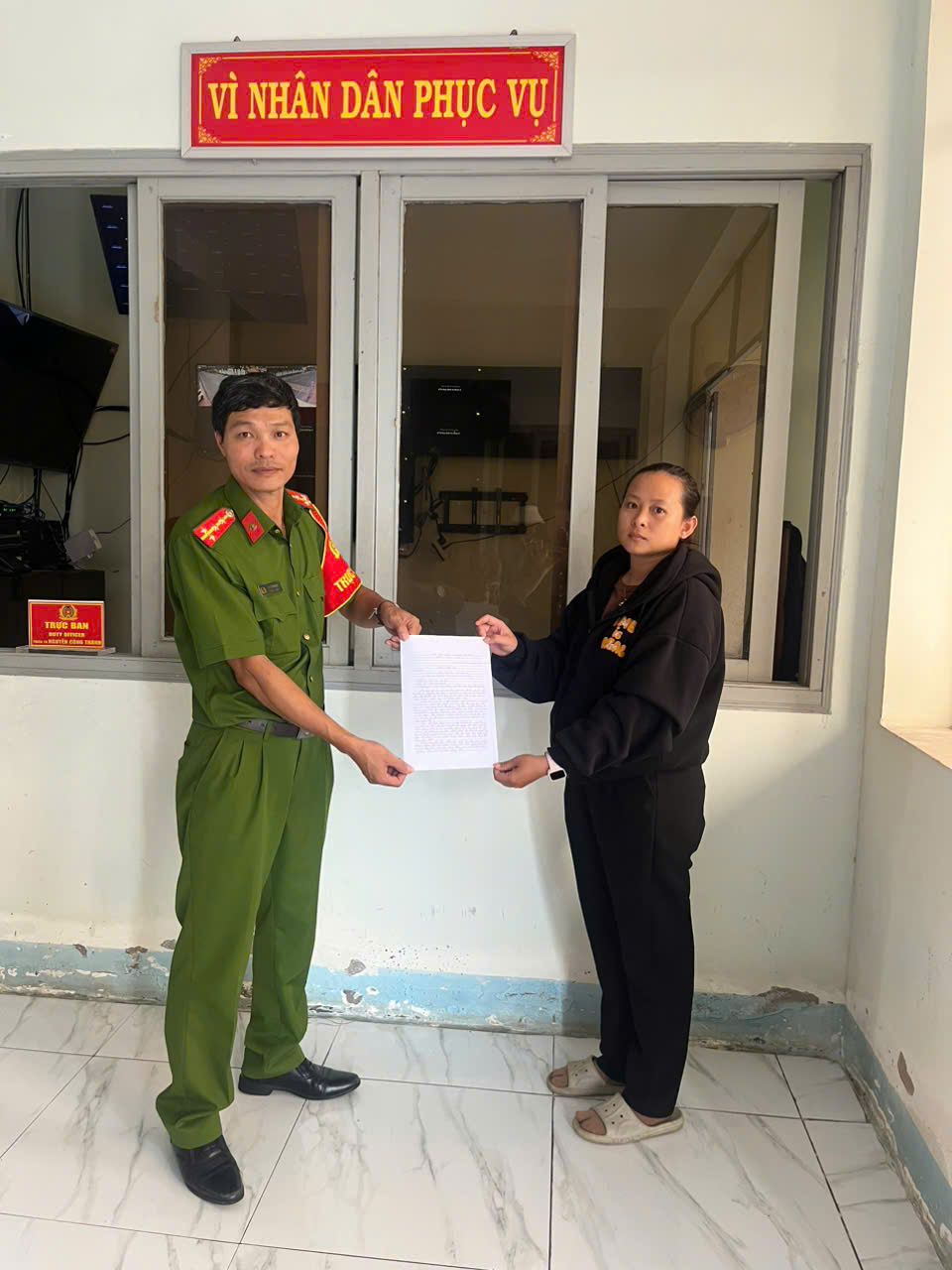 Công an phường Sơn Nam phối hợp giúp người dân nhận lại hơn 20 triệu đồng chuyển khoản nhầm