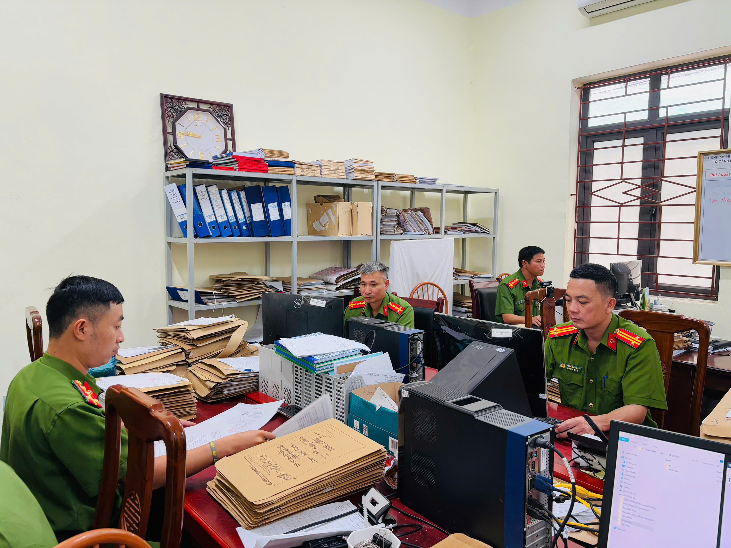 Công an phường Sơn Nam đẩy mạnh số hoá hồ sơ cư trú, thúc đẩy chuyển đổi số