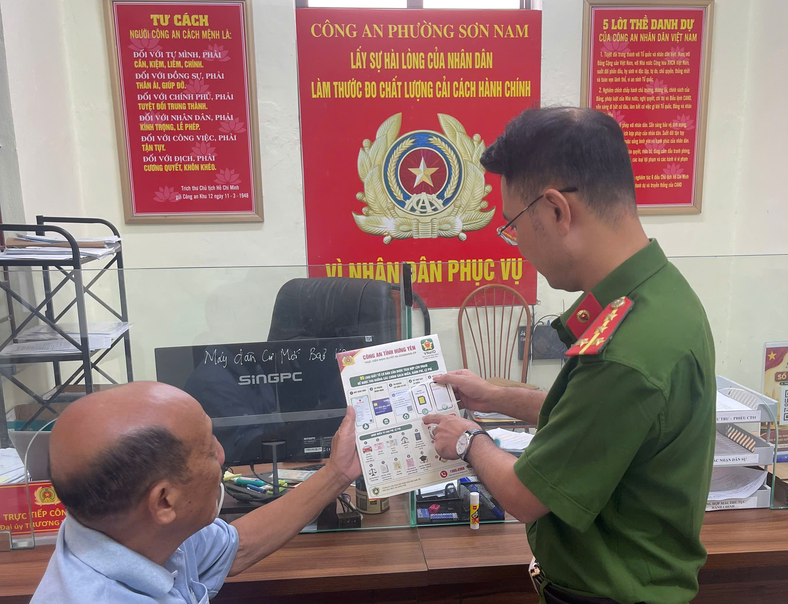 Công an phường Sơn Nam đẩy mạnh tuyên truyền, hướng dẫn tích hợp giấy tờ trên ứng dụng VNeID