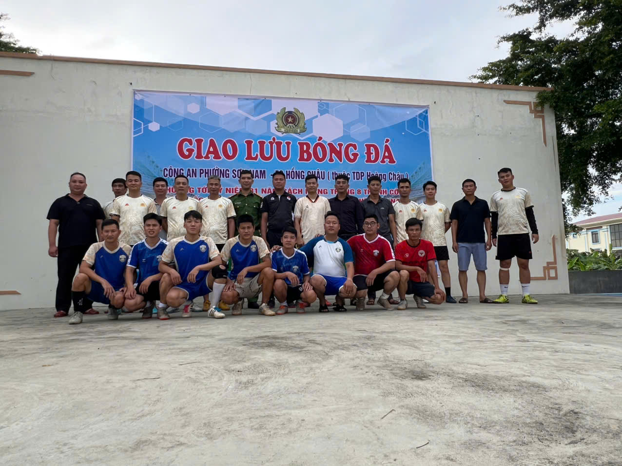 Công an phường Sơn Nam tổ chức giao lưu bóng đá với Đoàn Thanh niên Tổ dân phố Hoàng Châu, phường Sơn Nam