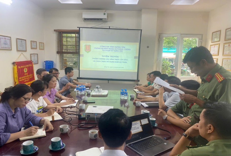 Công an phường Sơn Nam phối hợp Phòng An ninh mạng và phòng, chống tội phạm sử dụng công nghệ cao tuyên truyền phòng, chống lừa đảo trên không gian mạng