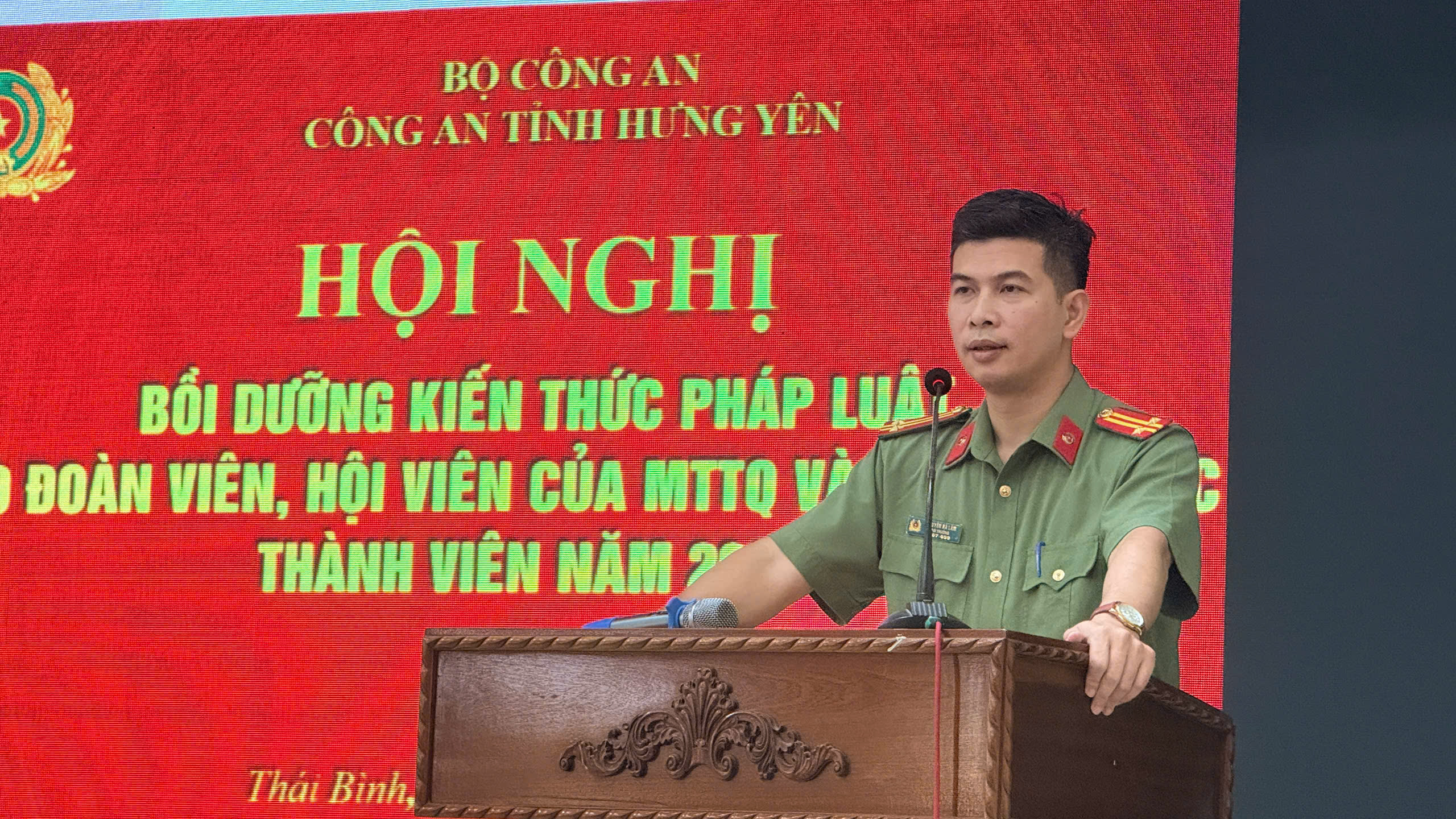 Công an phường Thái Bình phối hợp Phòng Tham mưu tổ chức Hội nghị tập huấn, bồi dưỡng kiến thức pháp luật cho Đoàn viên, Hội viên Mặt trận Tổ quốc và các tổ chức thành viên phường Thái Bình.