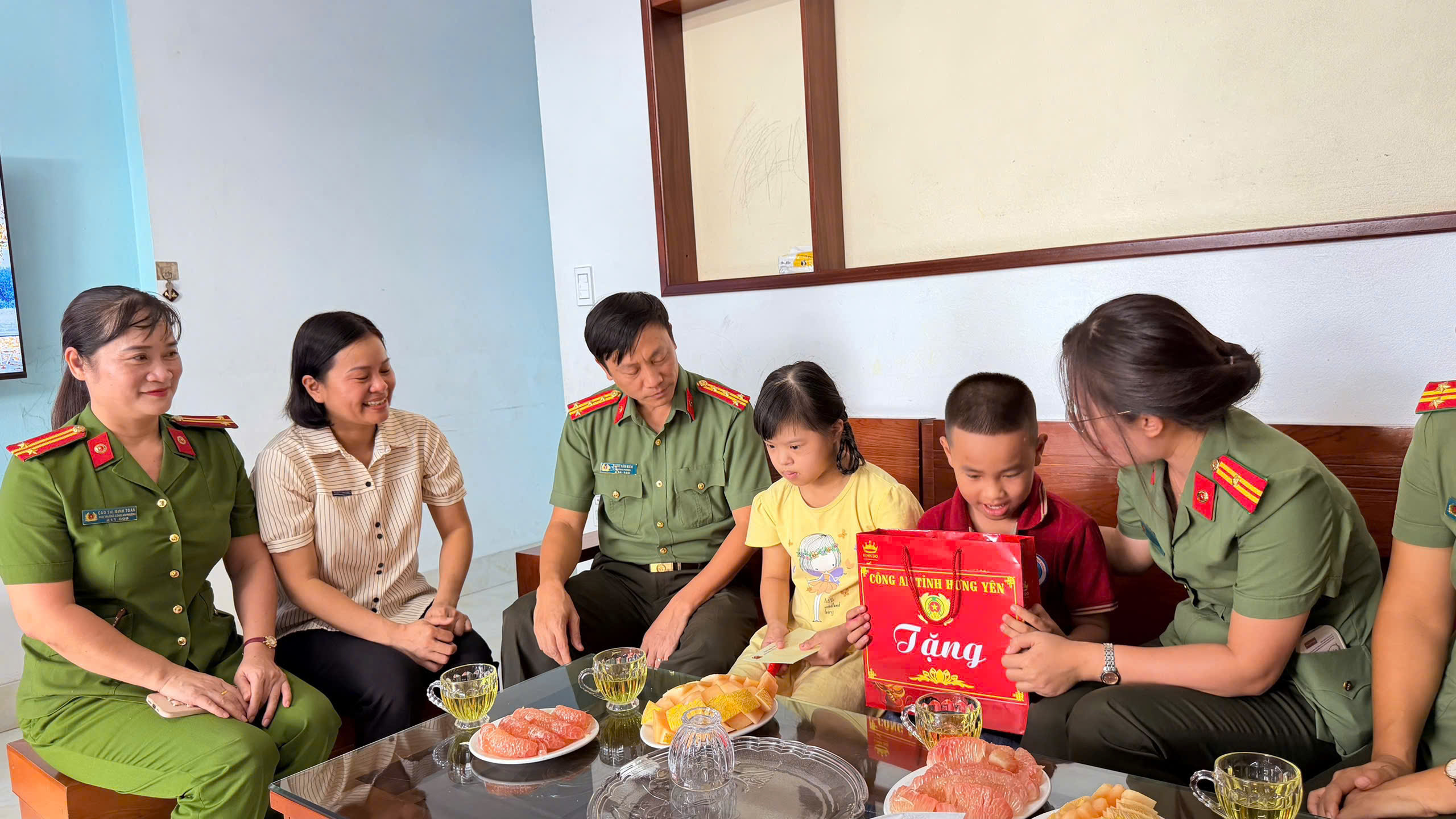 Công an phường Thái Bình phối hợp cùng Phòng Công tác chính trị tổ chức thăm, tặng quà cháu học sinh có hoàn cảnh đặc biệt.
