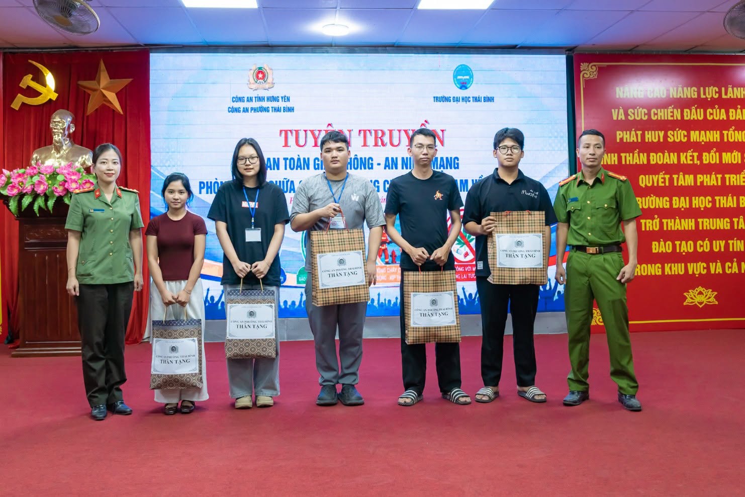 Công an phường Thái Bình: Tổ chức tuyên truyền, phổ biến pháp luật cho tân sinh viên trường Đại học Thái Bình
