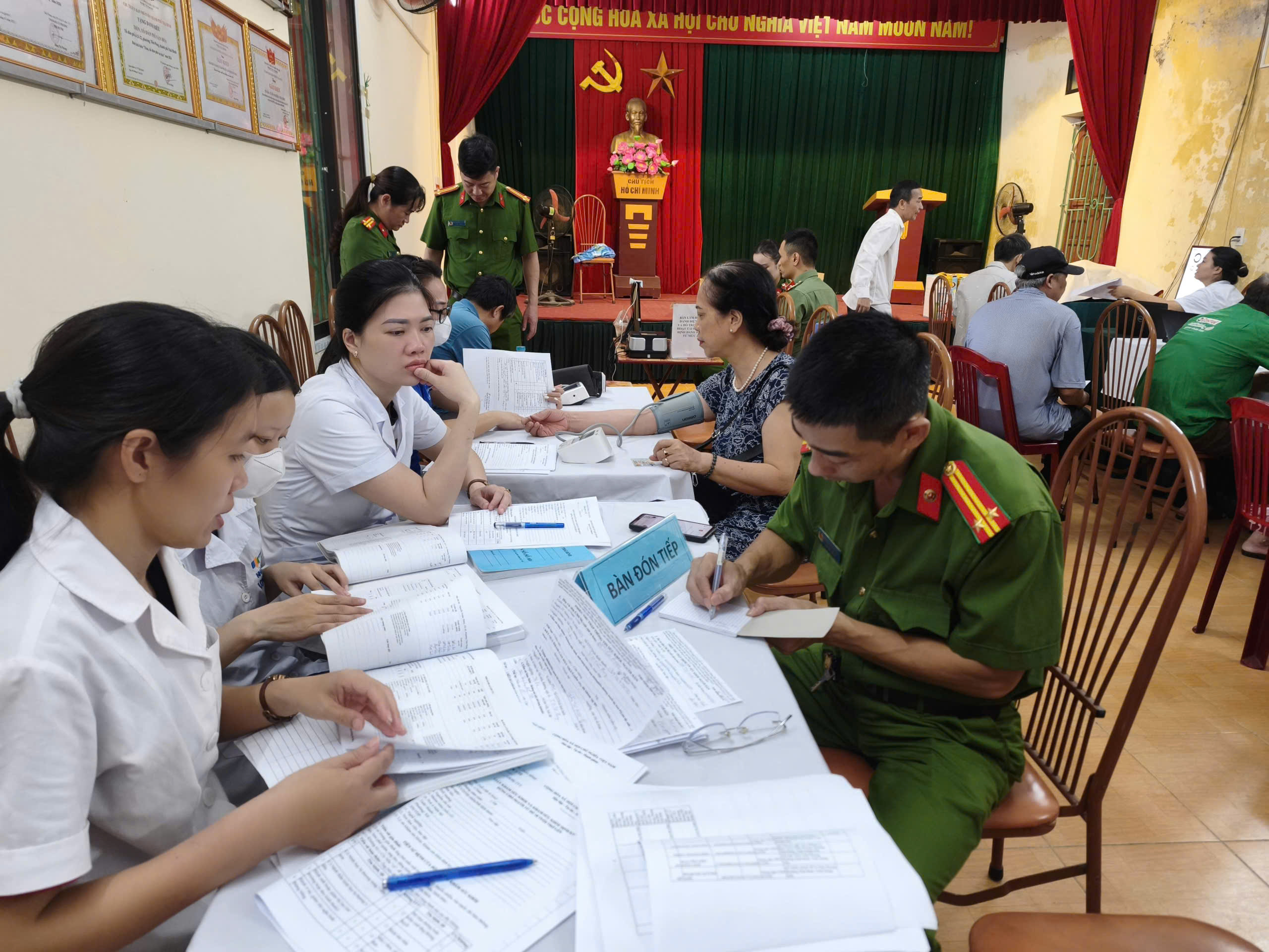 Công an phường Thái Bình phối hợp cùng Trạm Y tế phường thực hiện chương trình khám sức khỏe toàn dân trên địa bàn phường.