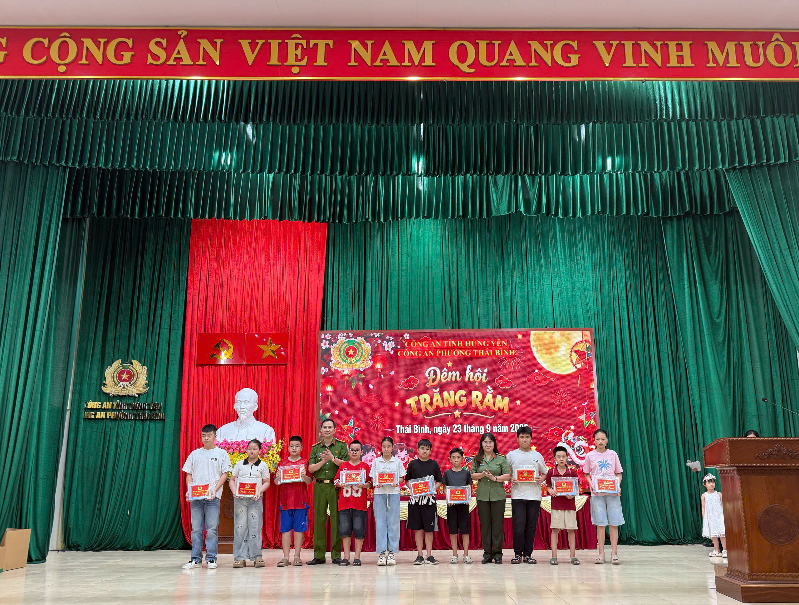 Công an phường Thái Bình tổ chức “Đêm hội Trăng rằm” cho gần 200 thiếu nhi.