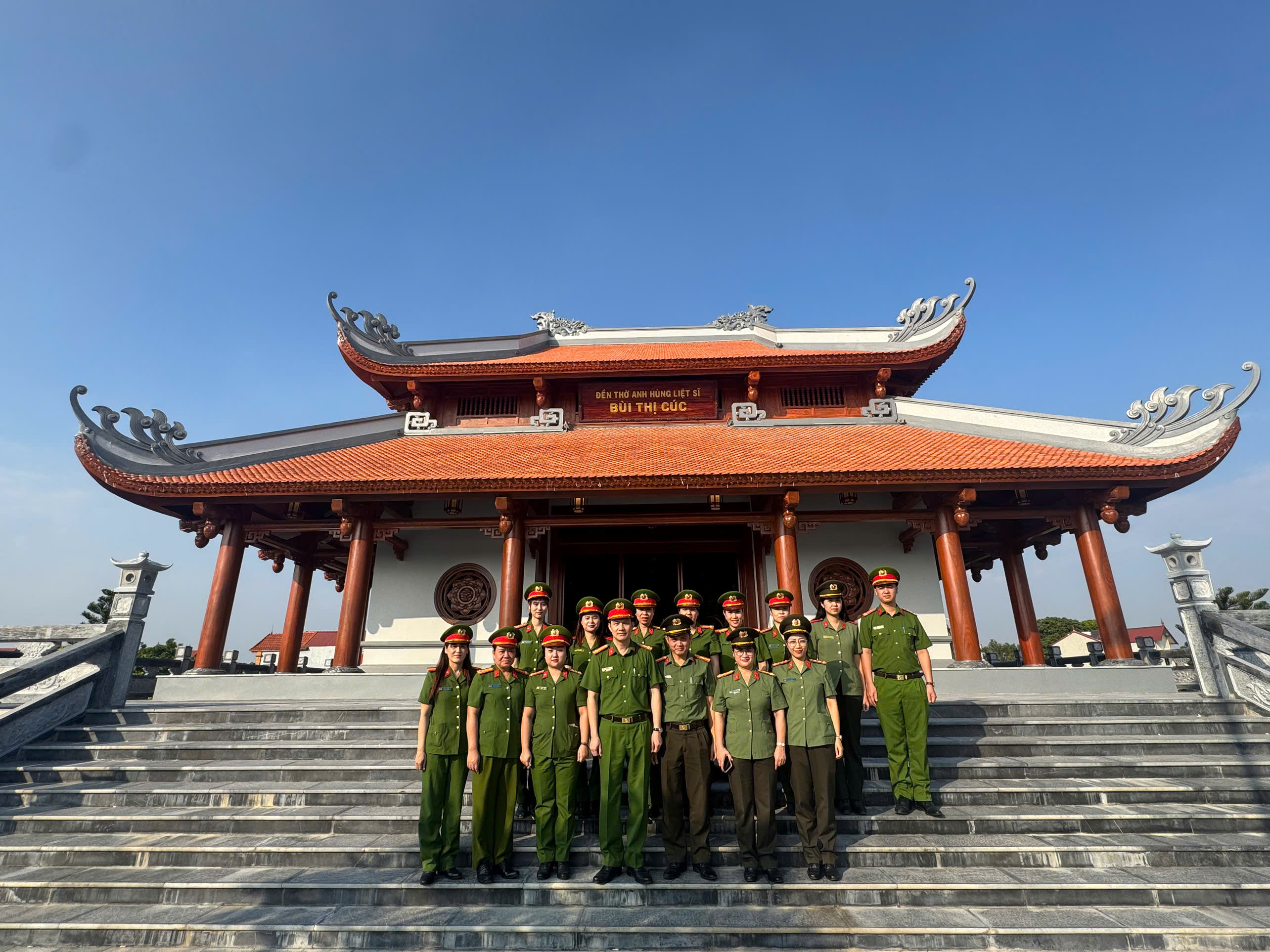Hội phụ nữ Công an phường Thái Bình dâng hương tại Khu Lưu niệm Anh hùng Liệt sĩ Công an nhân dân Bùi Thị Cúc nhân dịp kỷ niệm 96 năm ngày thành lập Hội Liên hiệp Phụ nữ Việt Nam.