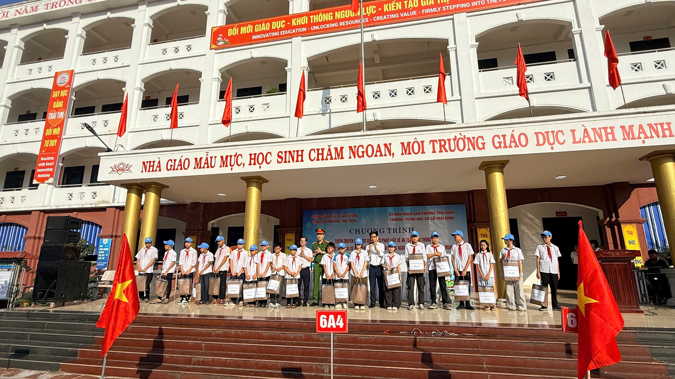 Công an phường Thái Bình phối hợp cùng Phòng cảnh sát giao thông tuyên truyền an toàn giao thông đường bộ và hướng dẫn kỹ năng lái xe an toàn cho các em học sinh tại Trường THCS Thái Bình 2 phân hiệu Minh Thành và phân hiệu Tiền Phong