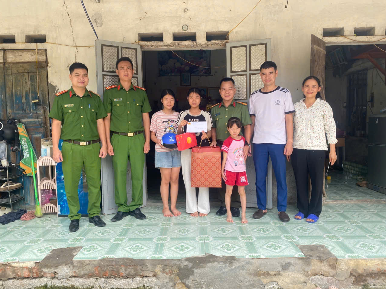 Công an phường Thượng Hồng Thắp sáng ước mơ từ những món quà Tết trung thu nhỏ.