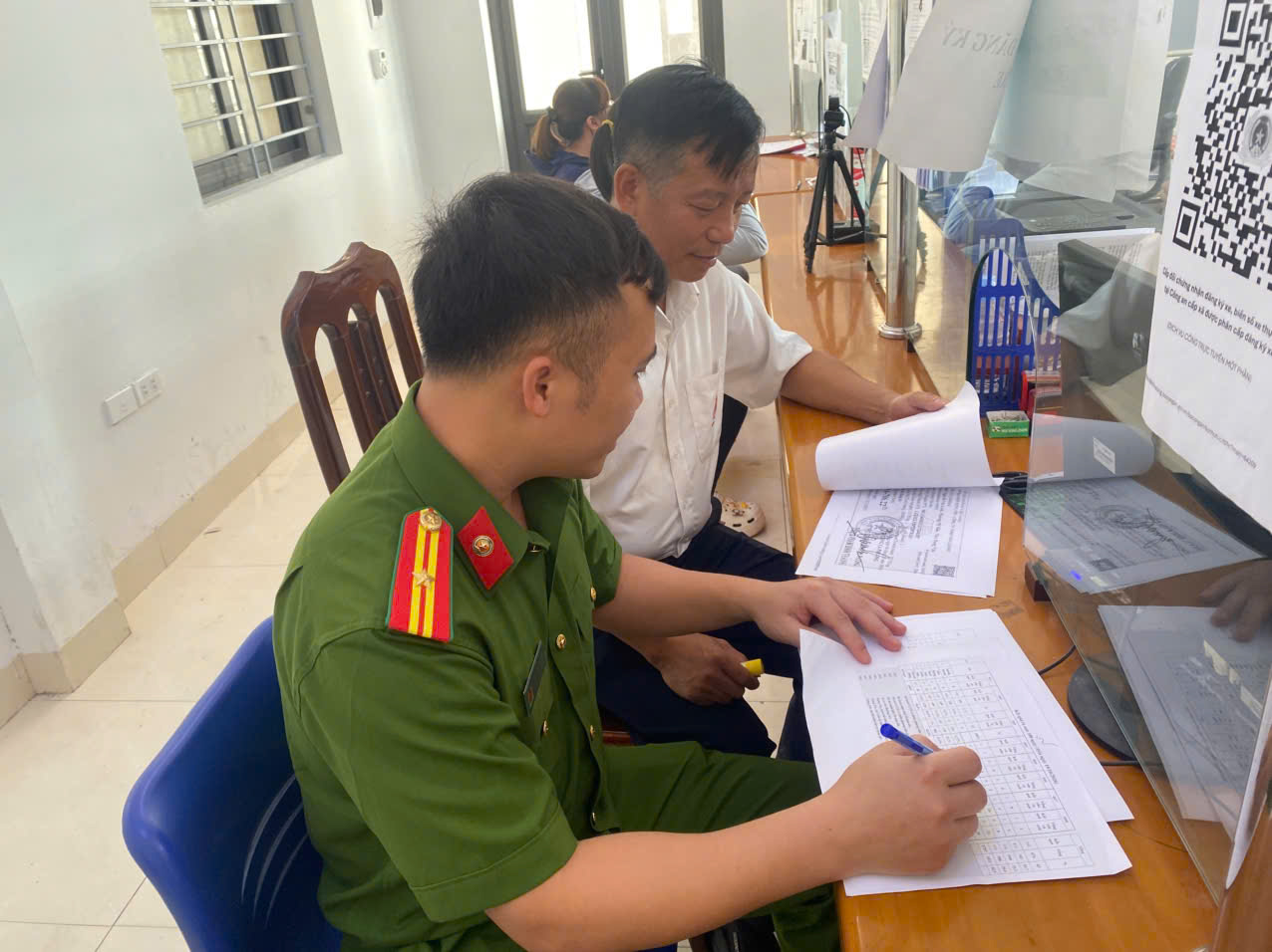 Công an phường Thượng Hồng tăng cường công tác rà soát, làm sạch dữ liệu giấy phép lái xe trên địa bàn phường