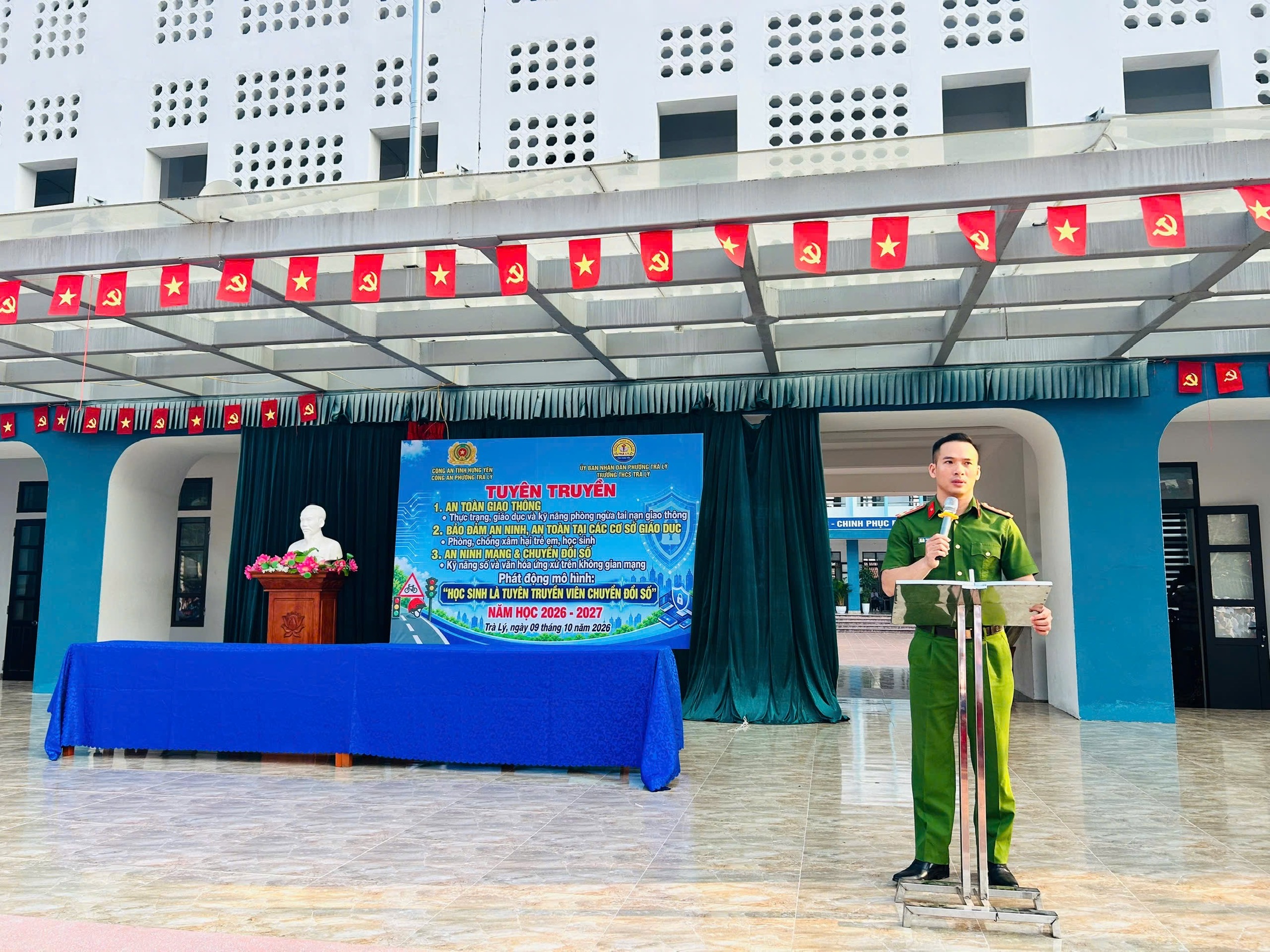 Công an phường Trà Lý phát động phong trào “Học sinh là tuyên truyền viên chuyển đổi số” tại Trường THCS Trà Lý