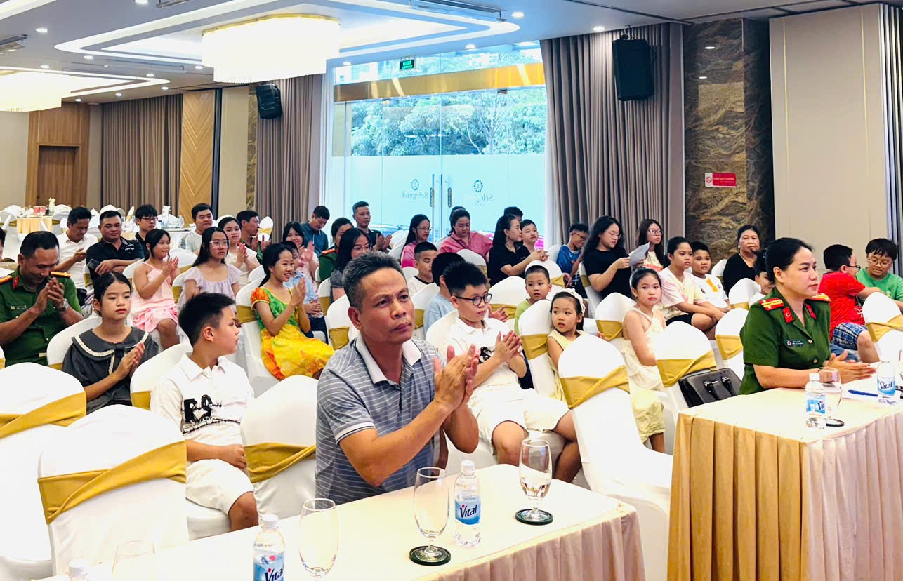 Công an phường Trần Hưng Đạo tổ chức gặp mặt, động viên con của cán bộ, chiến sĩ Công an phường đạt thành tích cao trong học tập