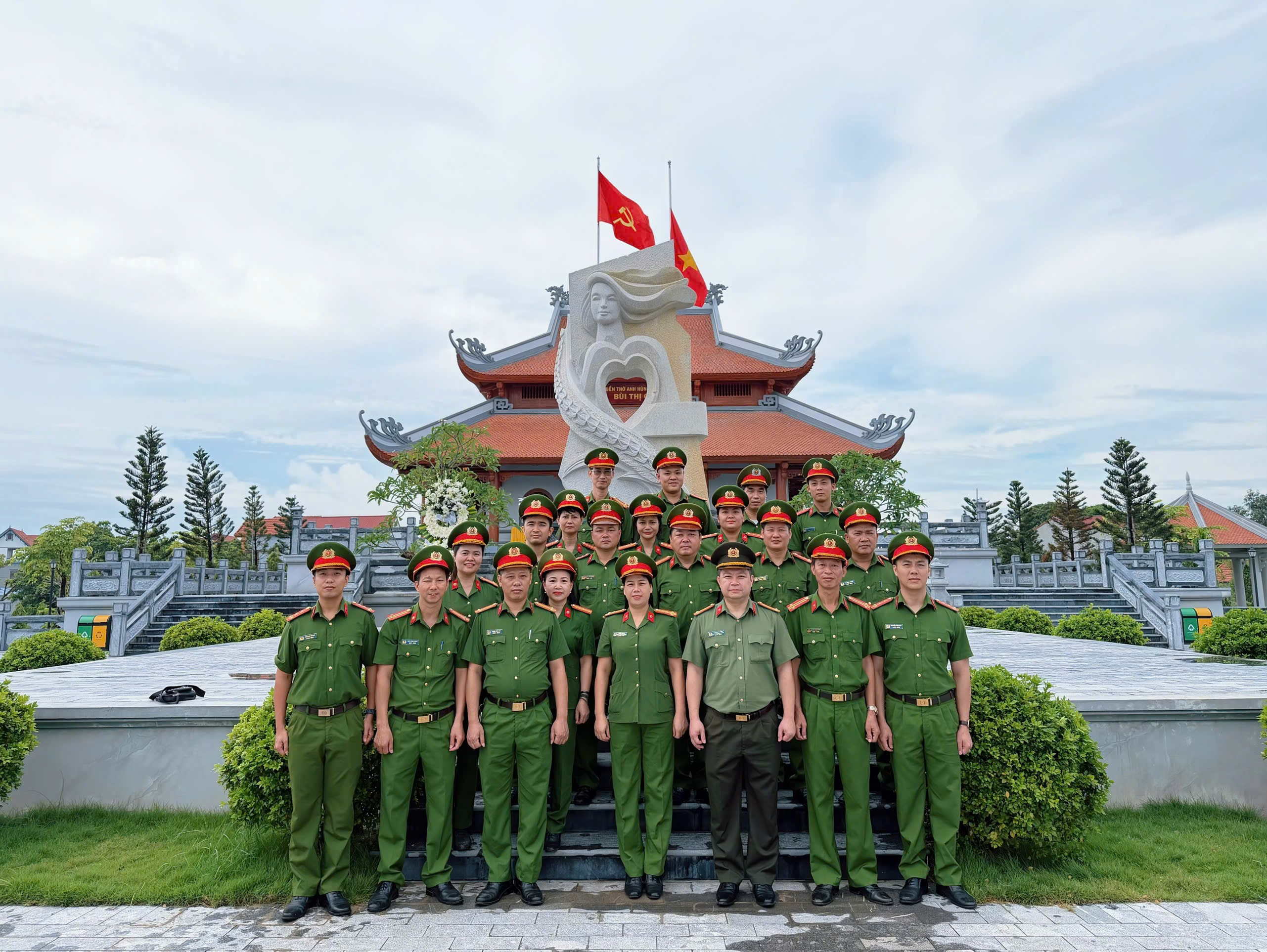 Công an phường Trần Hưng Đạo tổ chức sinh hoạt chính trị, dâng hương dâng hoa tưởng niệm anh hùng liệt sĩ Bùi Thị Cúc