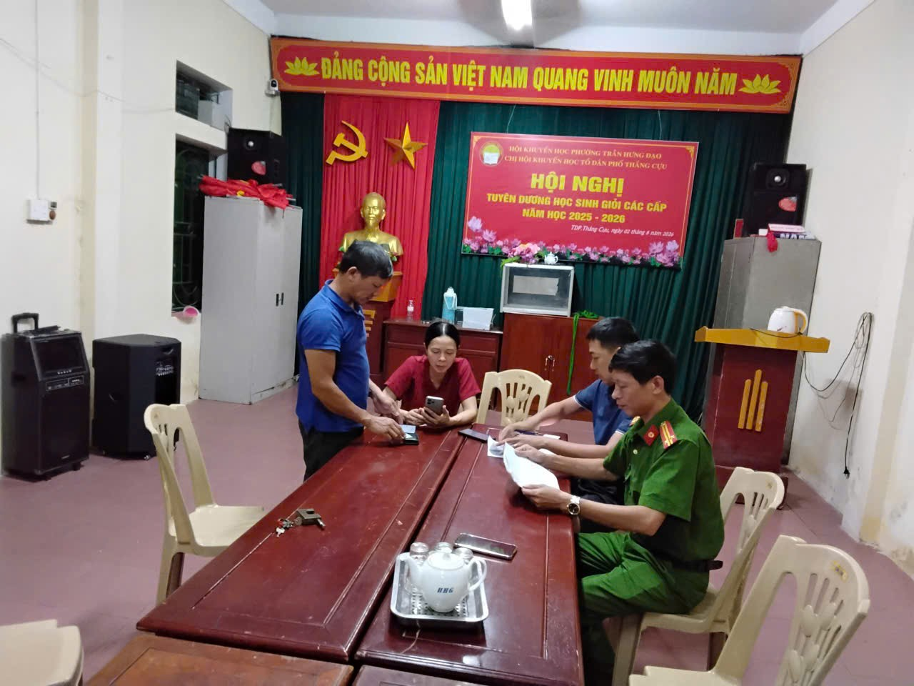 Công an phường Trần Hưng Đạo tích cực phối hợp kích hoạt tài khoản định danh điện tử mức độ 2 cho người dân trên địa bàn