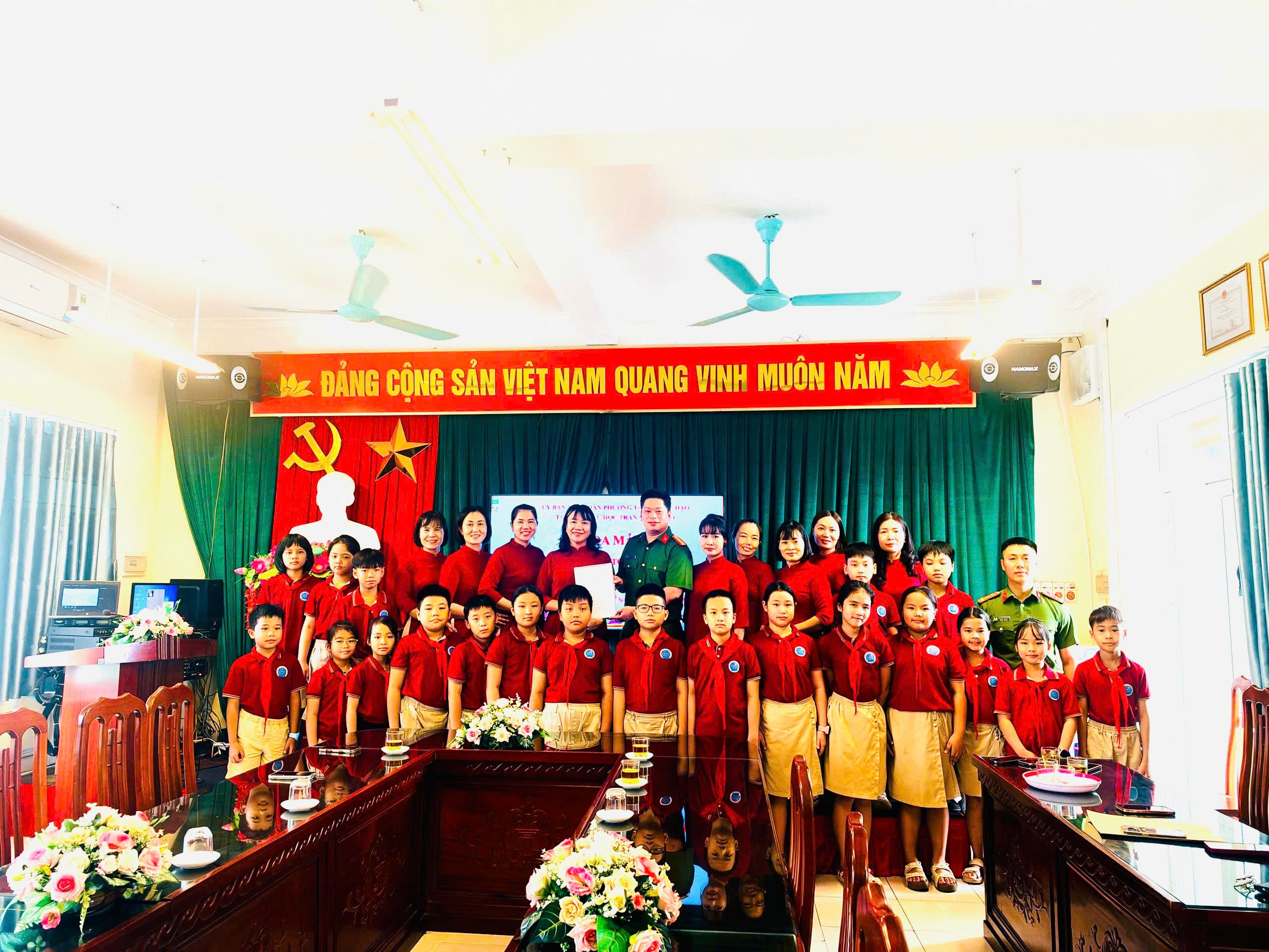 Công an phường Trần Hưng Đạo phối hợp với các trường học trên địa bàn tổ chức Lễ ra mắt mô hình “Cổng trường an toàn giao thông”