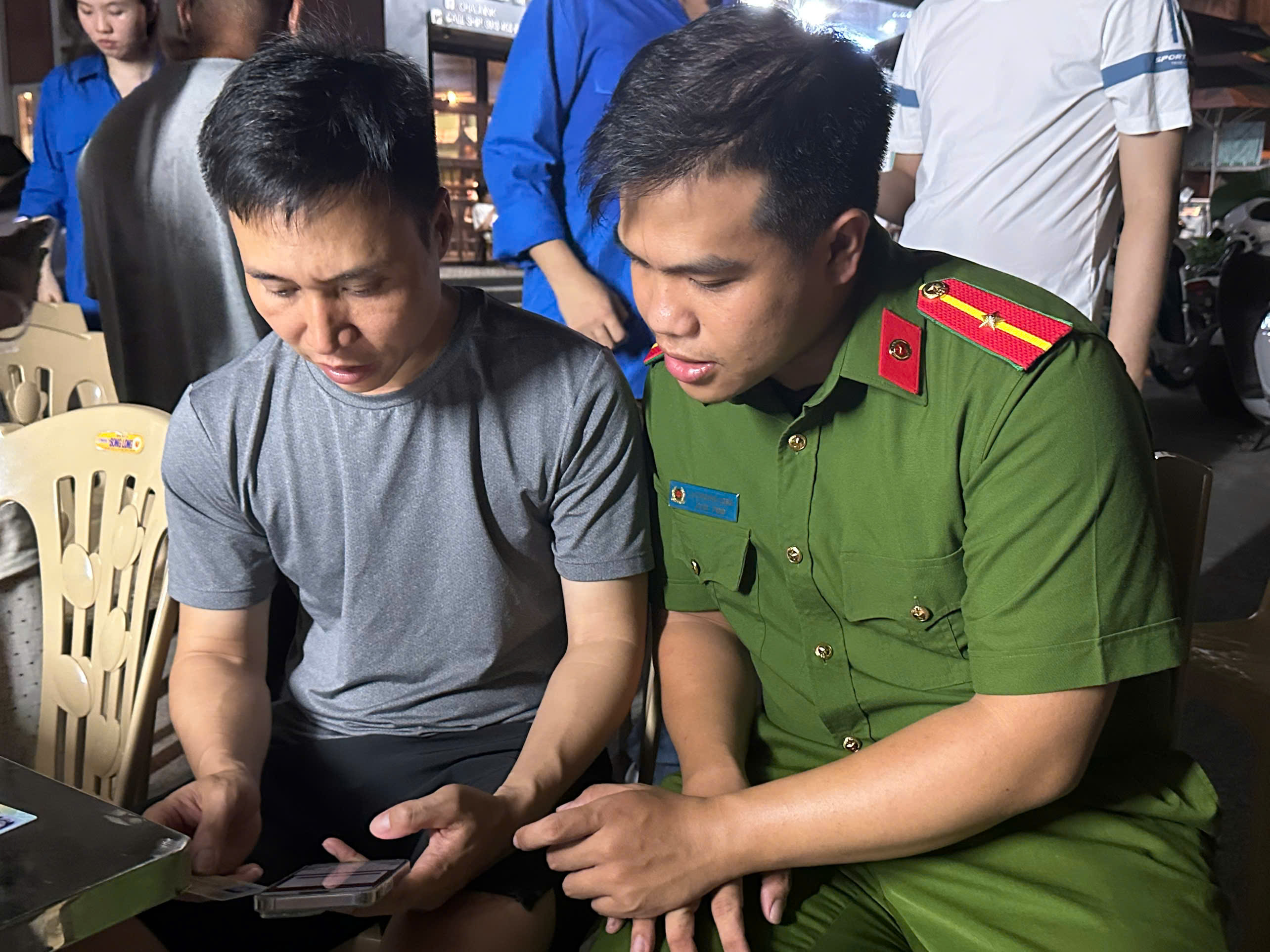 Công an phường Trần Hưng Đạo hưởng ứng Ngày Chuyển đổi số quốc gia năm 2026, tranh thủ ngày nghỉ thực hiện tạo lập dữ liệu số