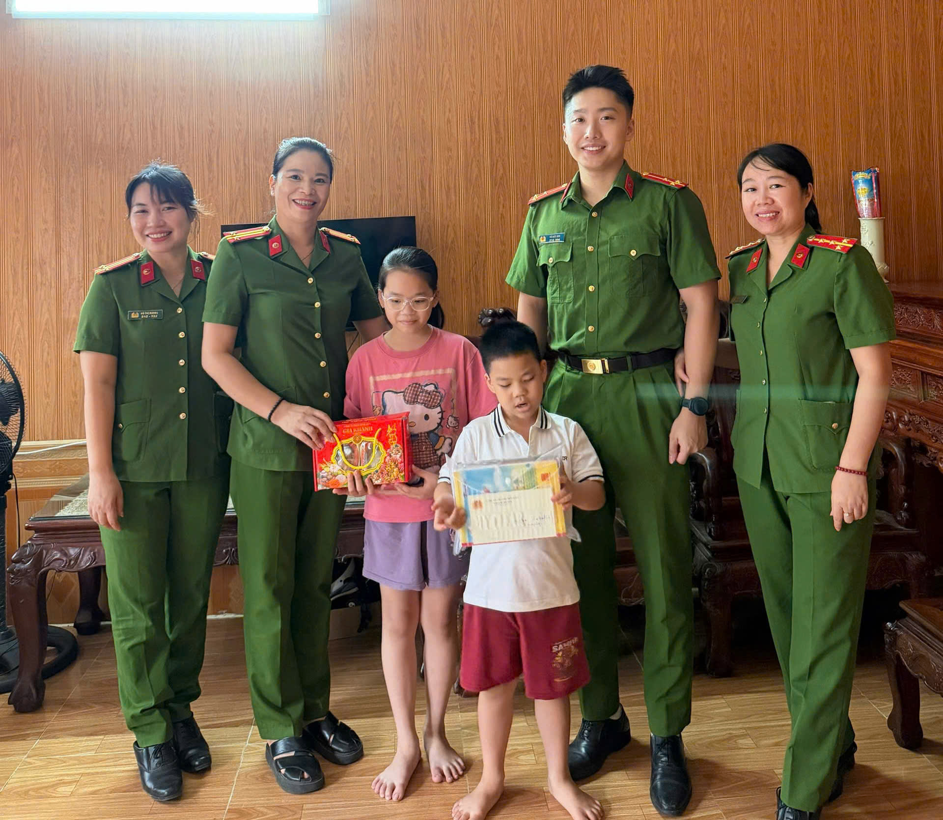 Công an phường Trần Lãm: Mang tết trung thu đến các em nhỏ có hoàn cảnh khó khăn