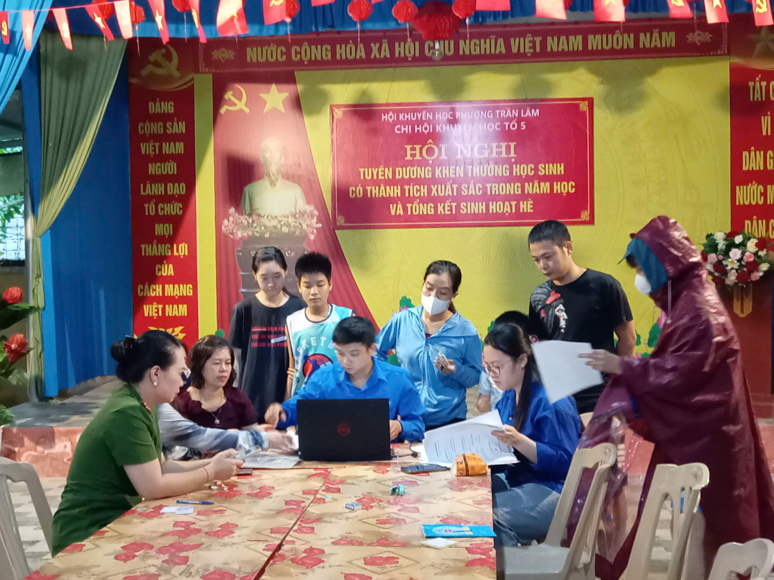 Công an phường Trần Lãm tăng cường hướng dẫn người dân kích hoạt tài khoản định danh điện tử mức độ 2