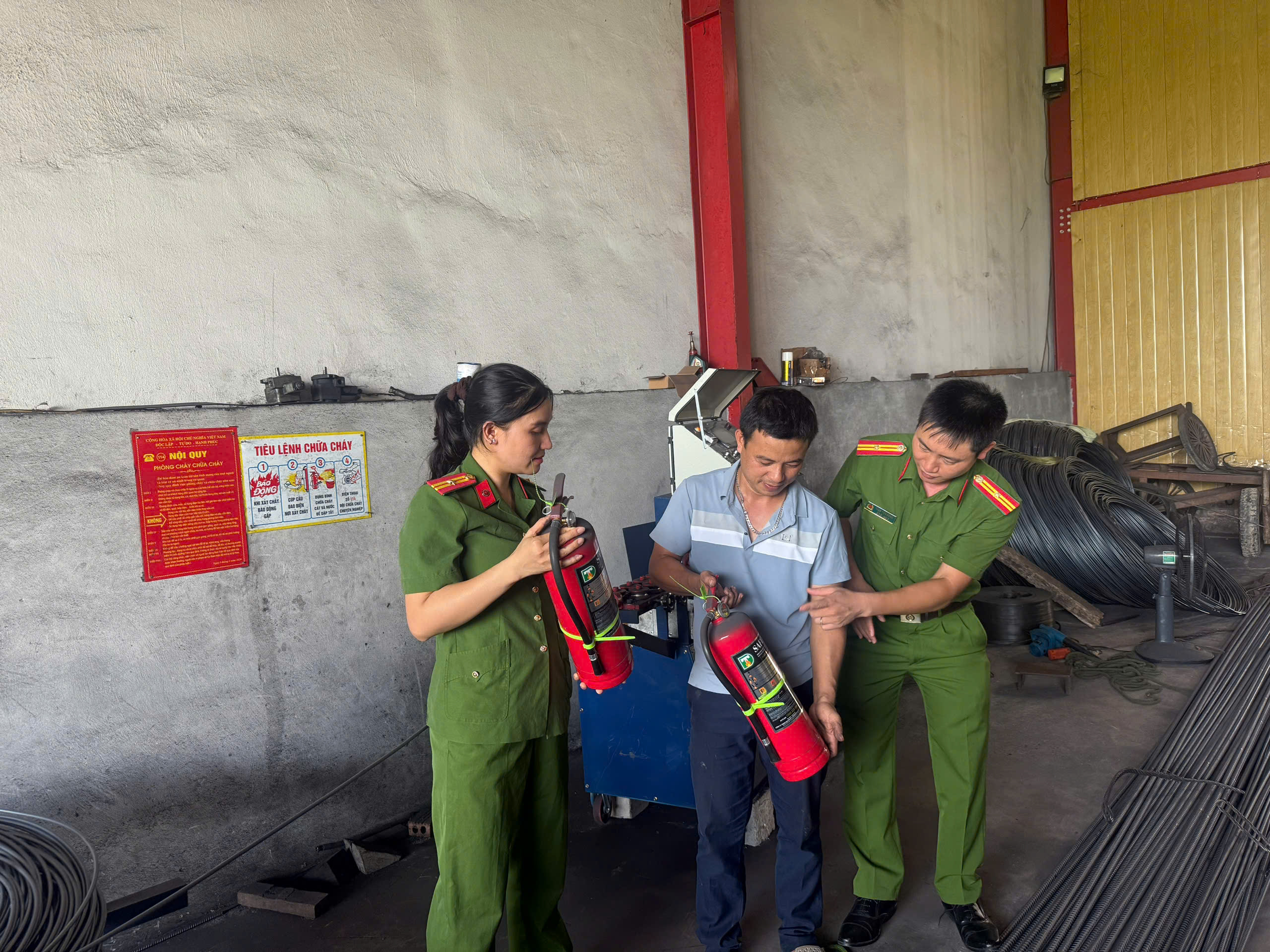 Công an phường Vũ Phúc tăng cường tuyên truyền, kiểm tra công tác phòng cháy chữa cháy và cứu nạn cứu hộ đối với các cơ sở kinh doanh trên địa bàn phường.