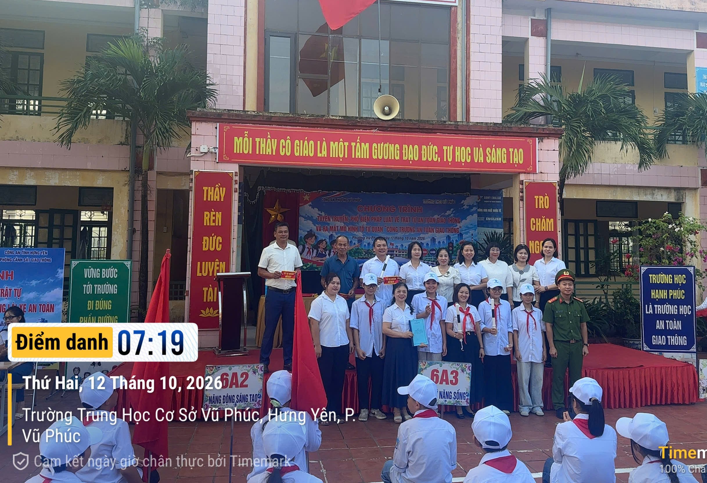 Công an phường Vũ Phúc phối hợp ra mắt mô hình tự quản “Cổng trường an toàn giao thông” tại trường Trung học cơ sở Vũ Phúc.