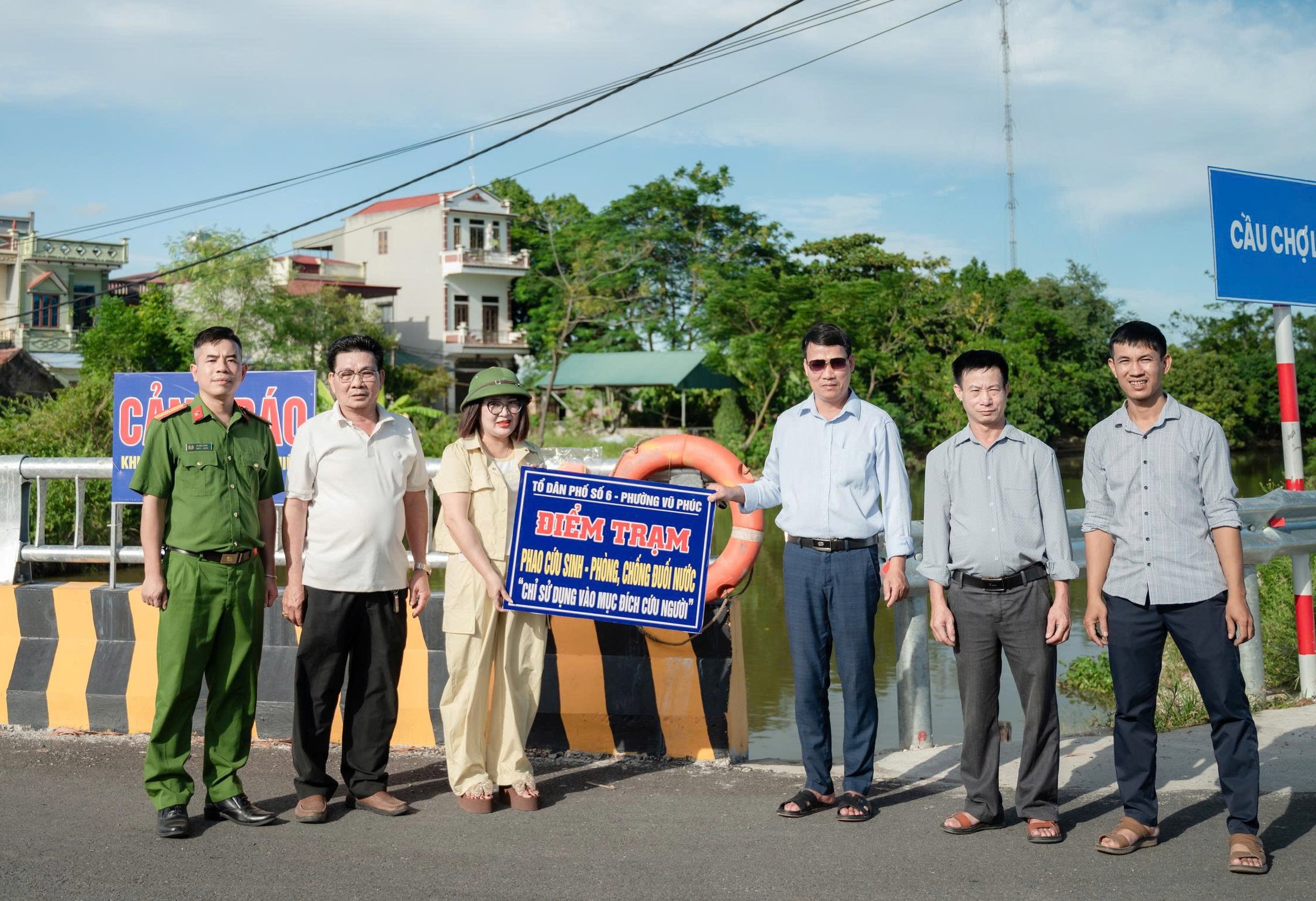 Công an phường Vũ Phúc phối hợp các ban, ngành địa phương tăng cường tuyên truyền phòng chống tai nạn đuối nước trên địa bàn.