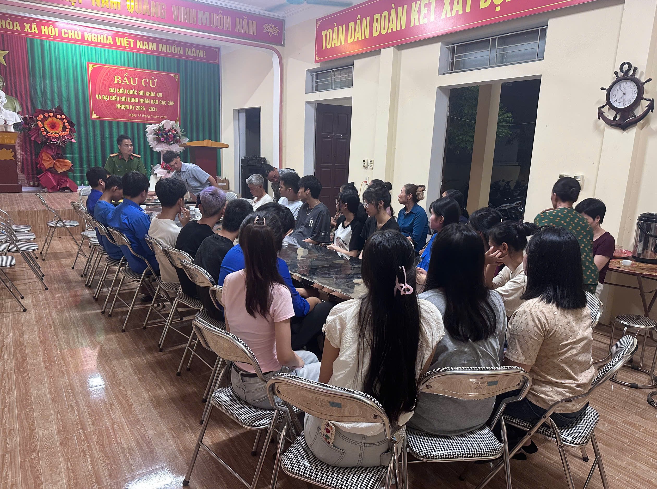 Công an phường Vũ Phúc đẩy mạnh tuyên truyền pháp luật và phòng ngừa tội phạm tại các tổ dân phố trên địa bàn.