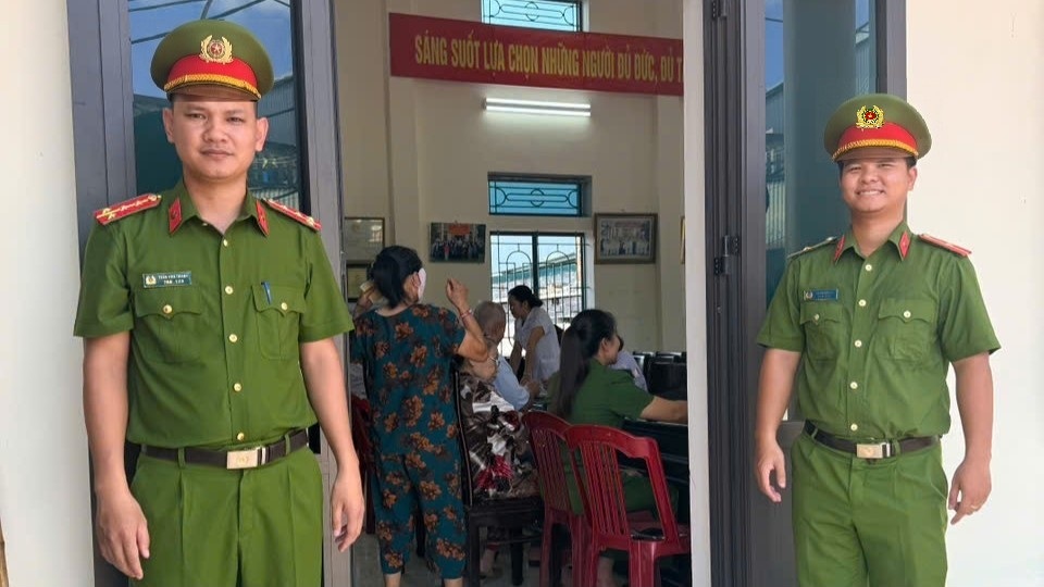 Công an xã Ái Quốc bảo đảm ANTT khám sức khỏe toàn dân và hỗ trợ tích hợp Sổ sức khỏe điện tử trên VNeID