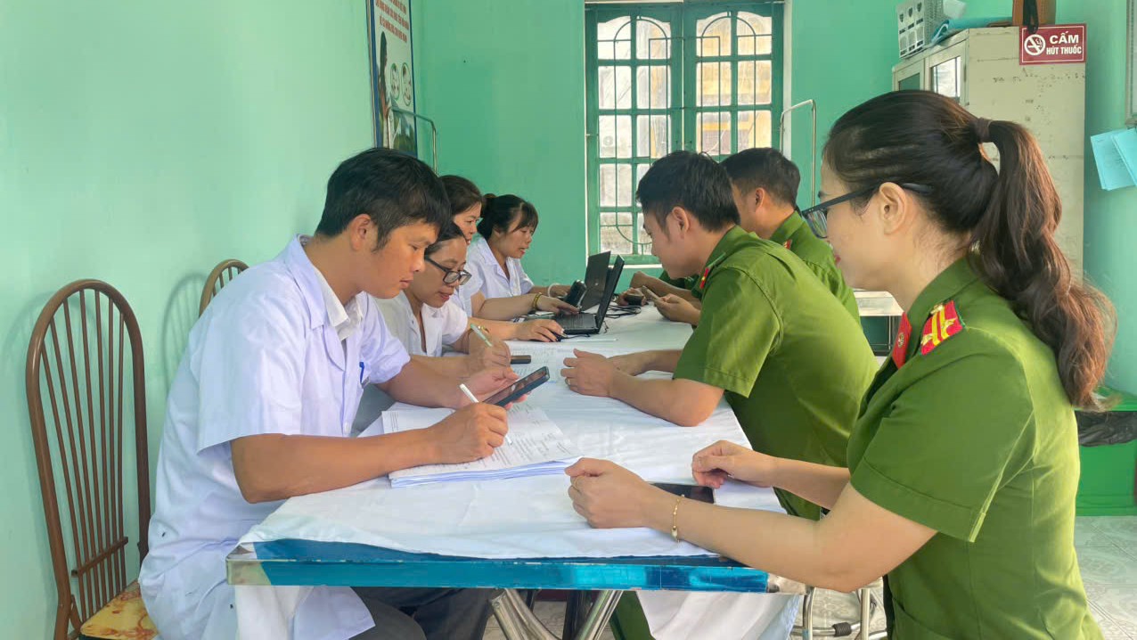 Công an xã Ái Quốc tổ chức khám sức khỏe định kỳ cho cán bộ, chiến sĩ